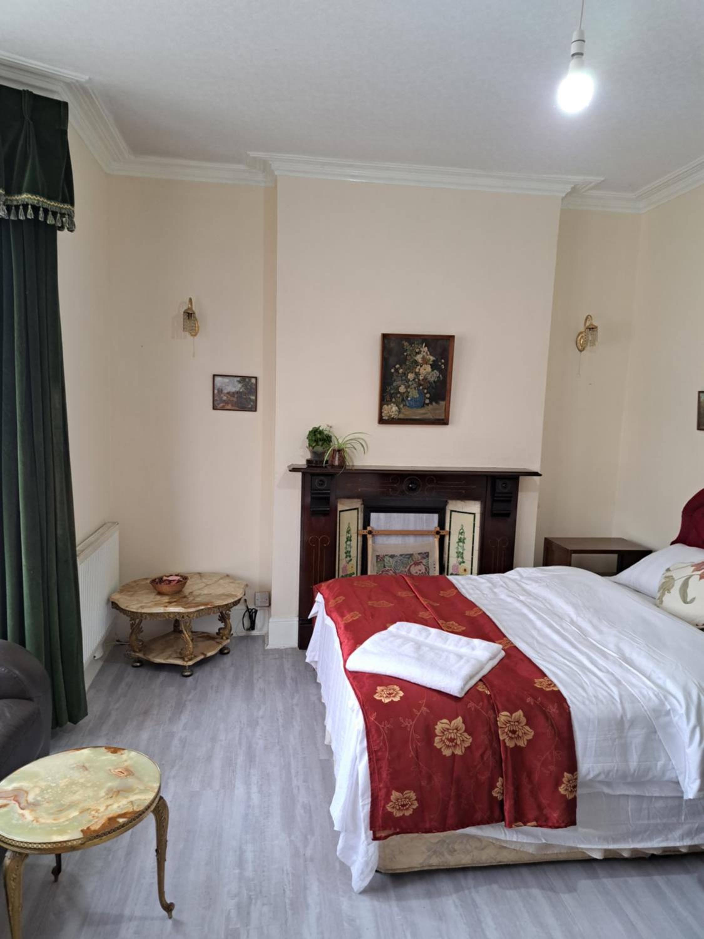 Luxury 5 bedroom home near London Seven Kings Train station- 5 Room, 6 bed and sleeps 8 guest