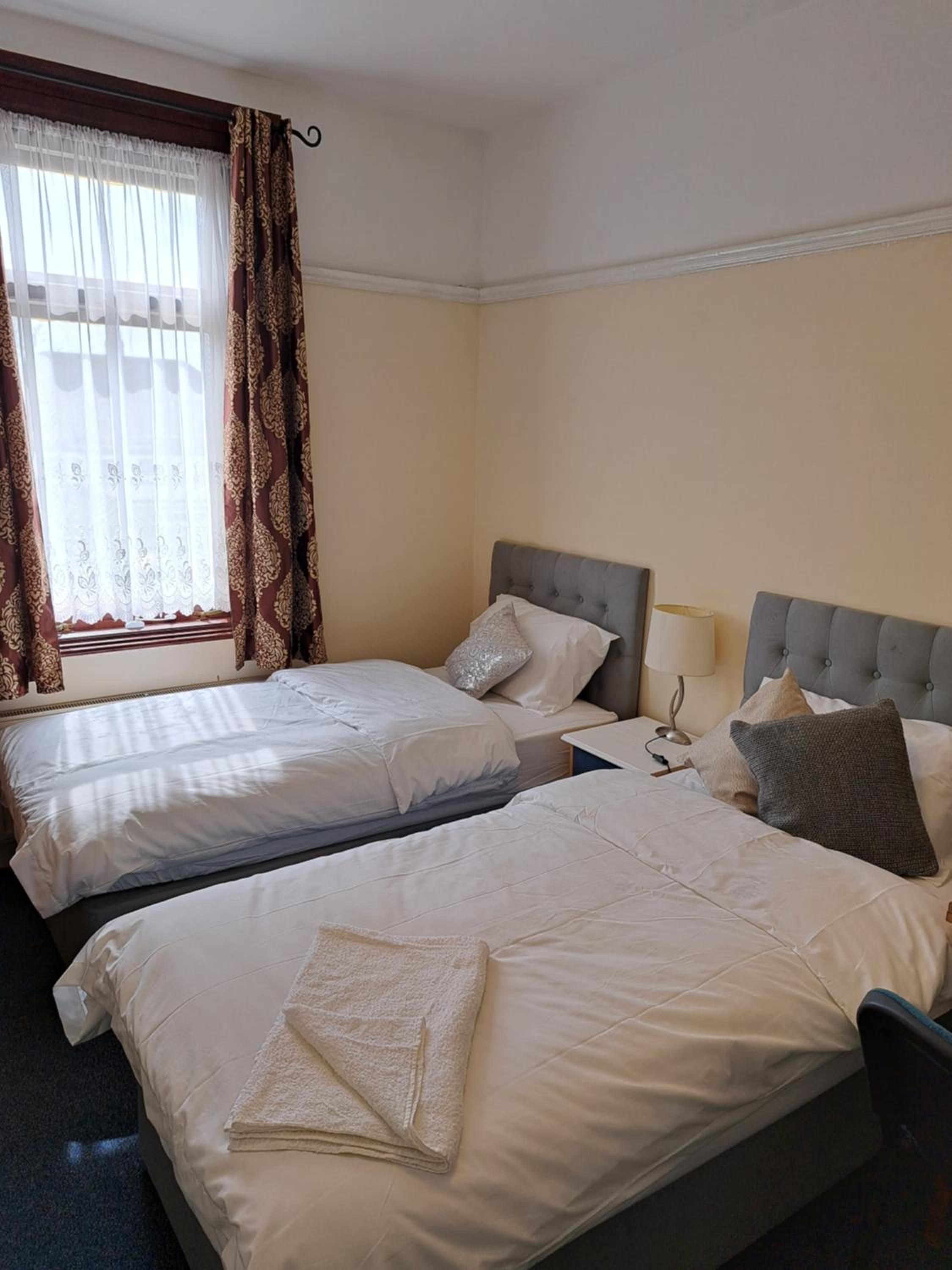 Luxury 5 bedroom home near London Seven Kings Train station- 5 Room, 6 bed and sleeps 8 guest