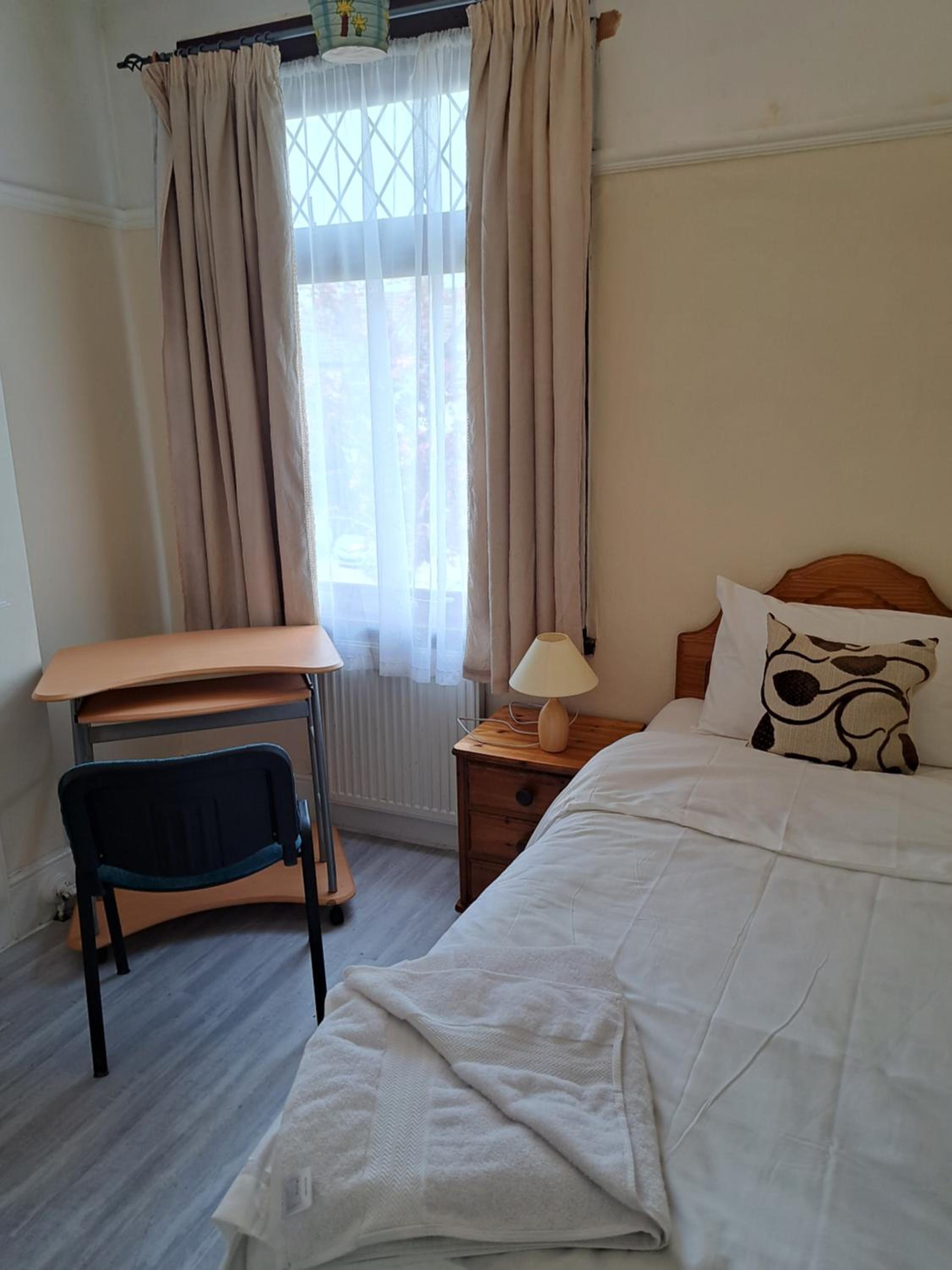 Luxury 5 bedroom home near London Seven Kings Train station- 5 Room, 6 bed and sleeps 8 guest