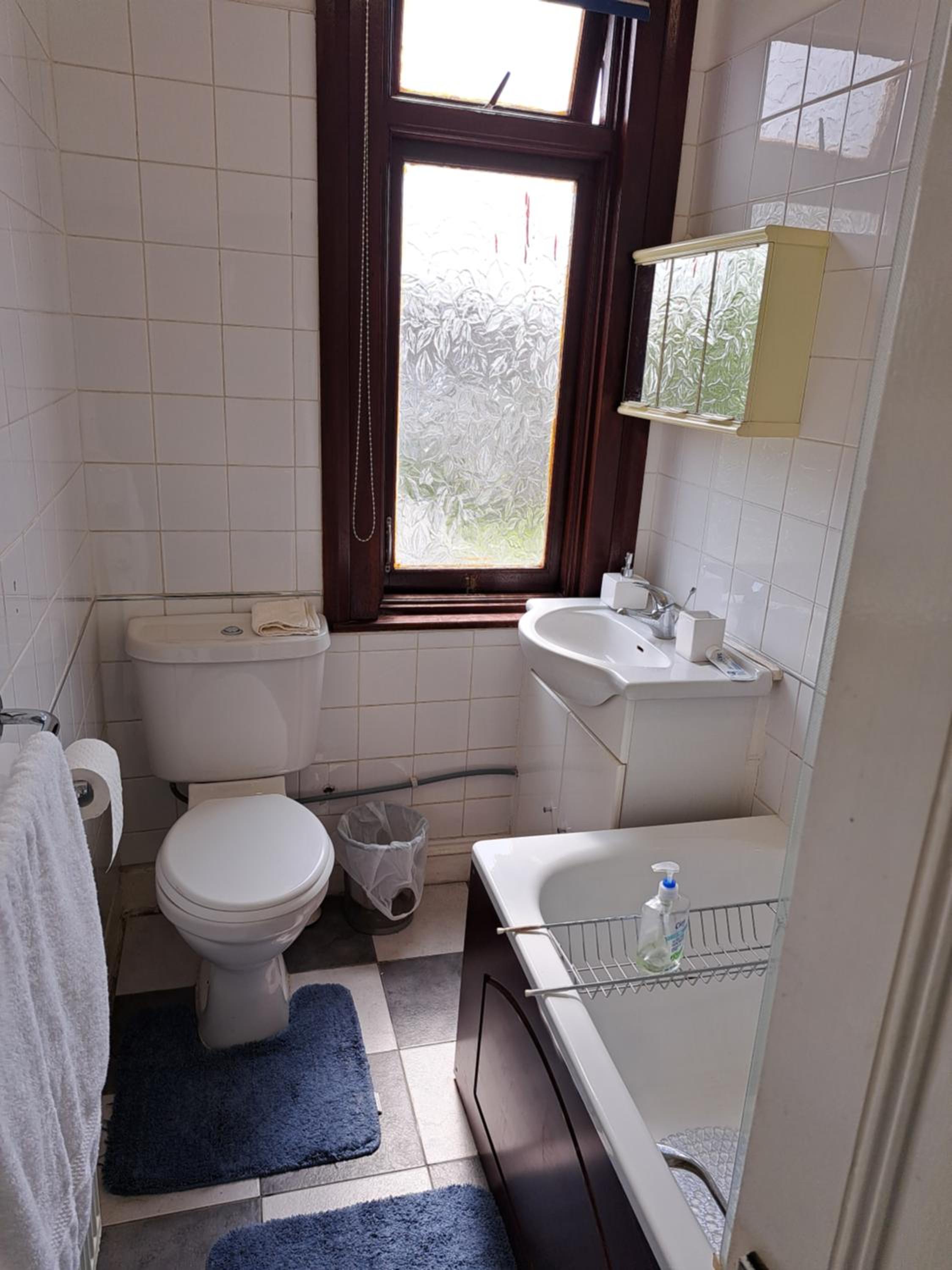 Luxury 5 bedroom home near London Seven Kings Train station- 5 Room, 6 bed and sleeps 8 guest