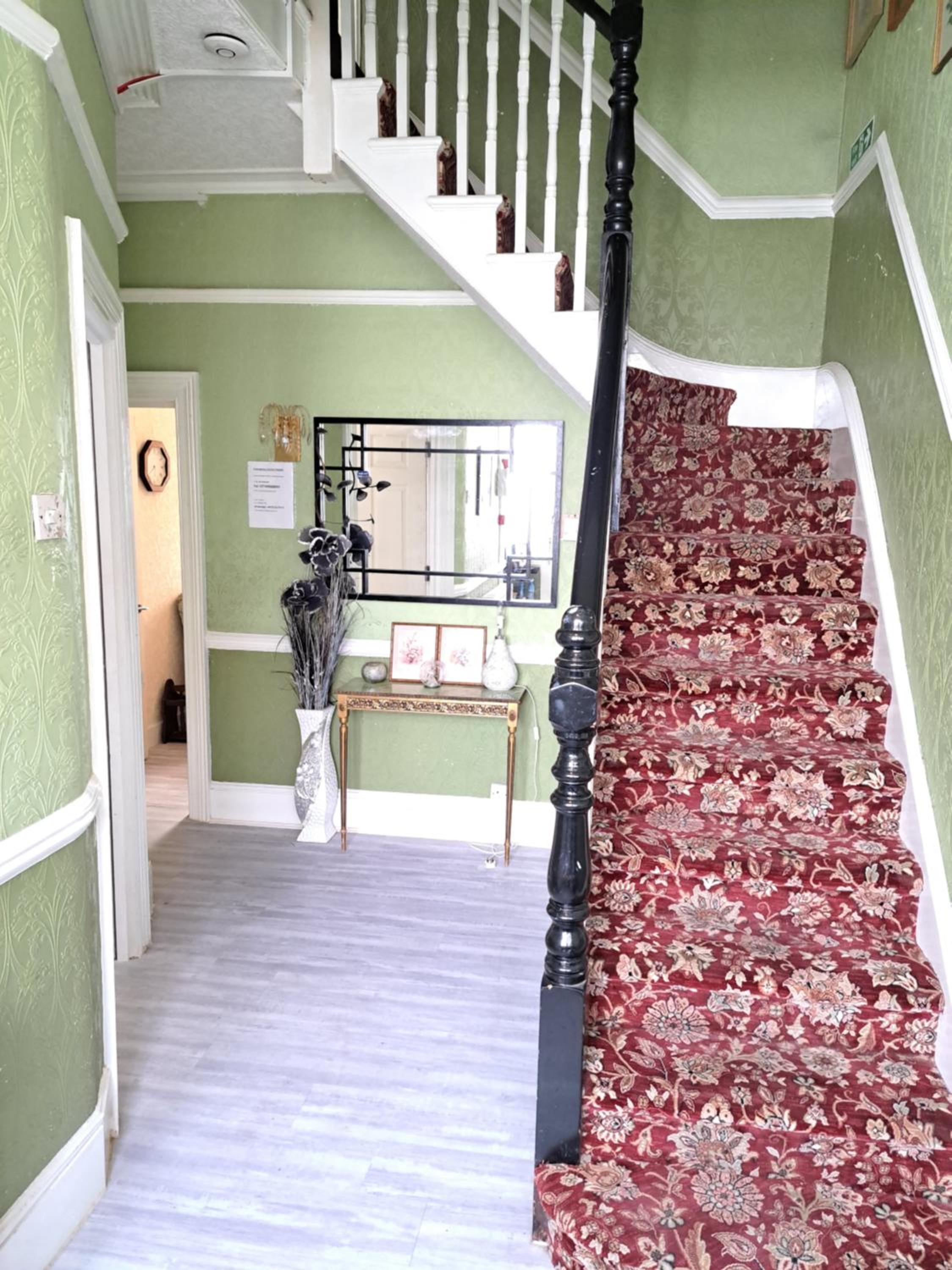 Luxury 5 bedroom home near London Seven Kings Train station- 5 Room, 6 bed and sleeps 8 guest