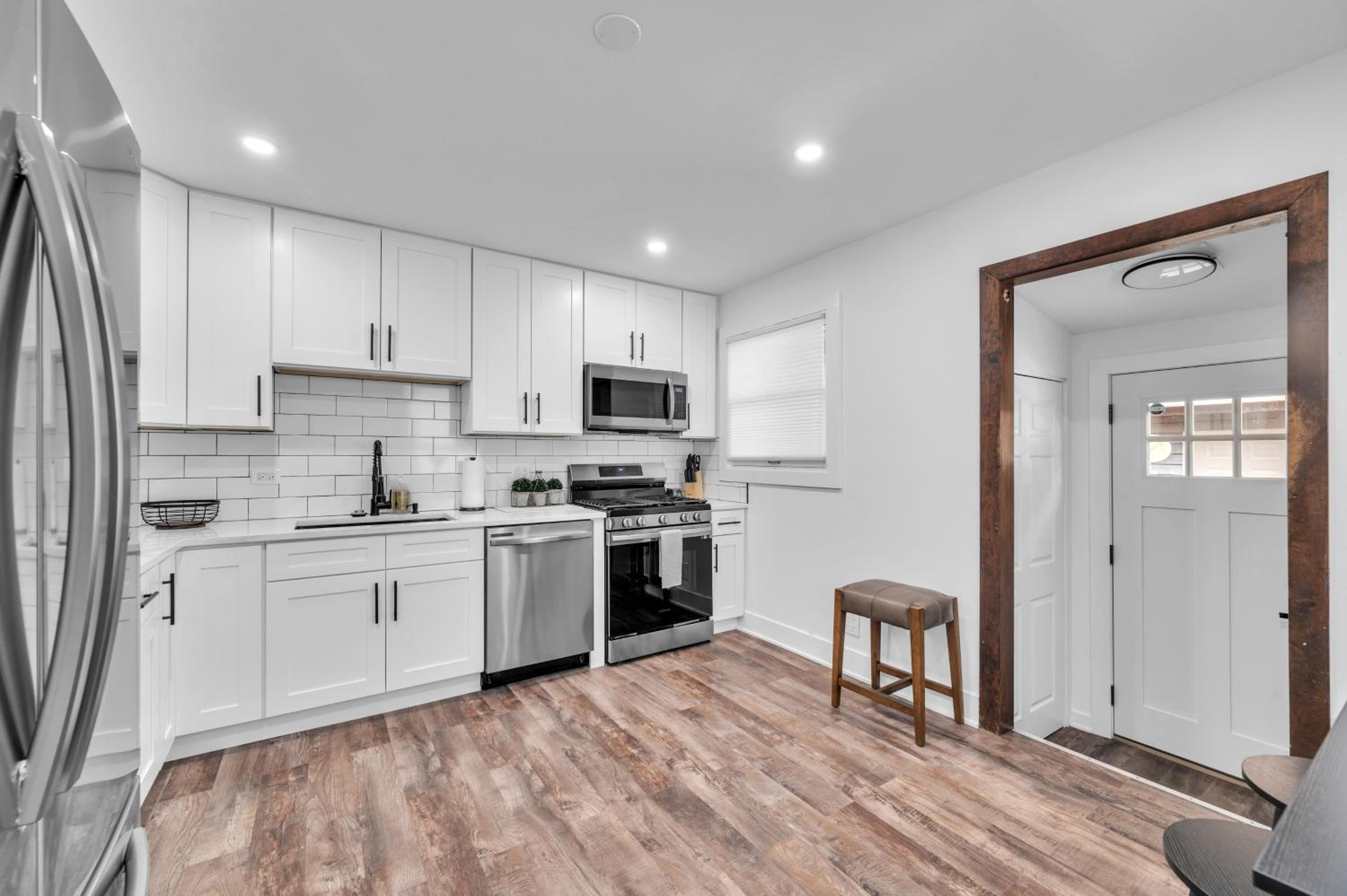 Comforting Retreat Near Woodfield Mall home view 4