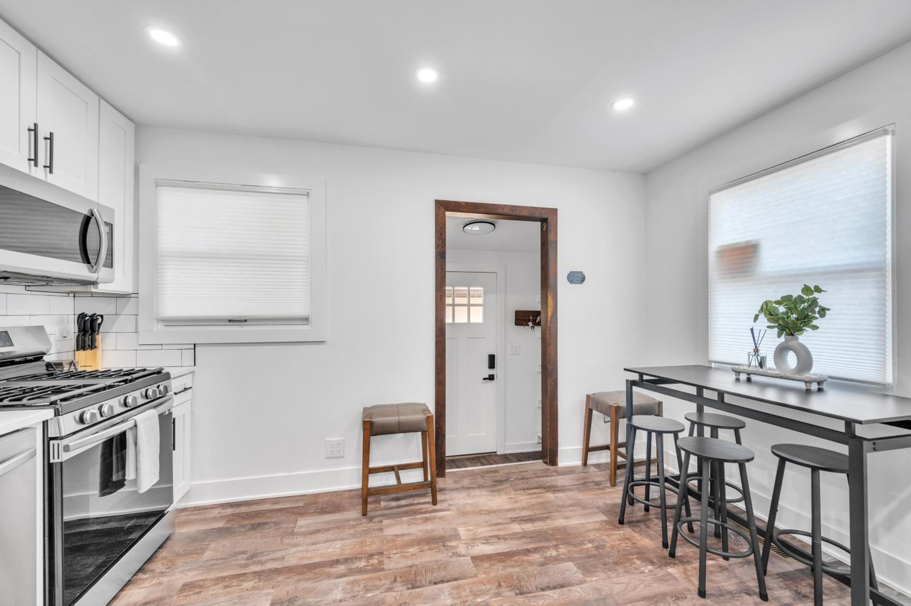 Comforting Retreat Near Woodfield Mall home view 5