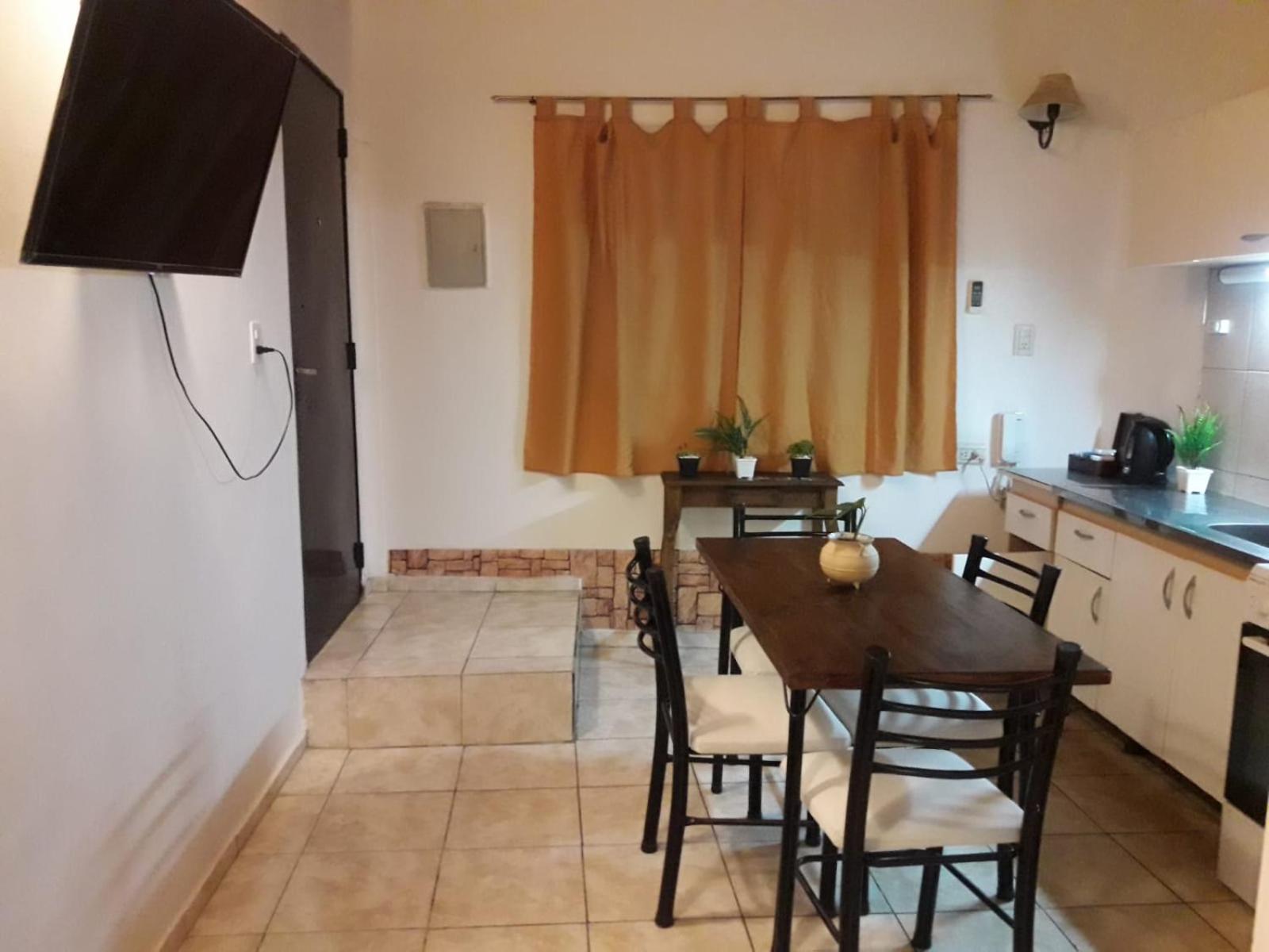 DEPARTAMENTO CÉNTRICO - A DOS CUADRAS DE TERMINAL - Zona residencial