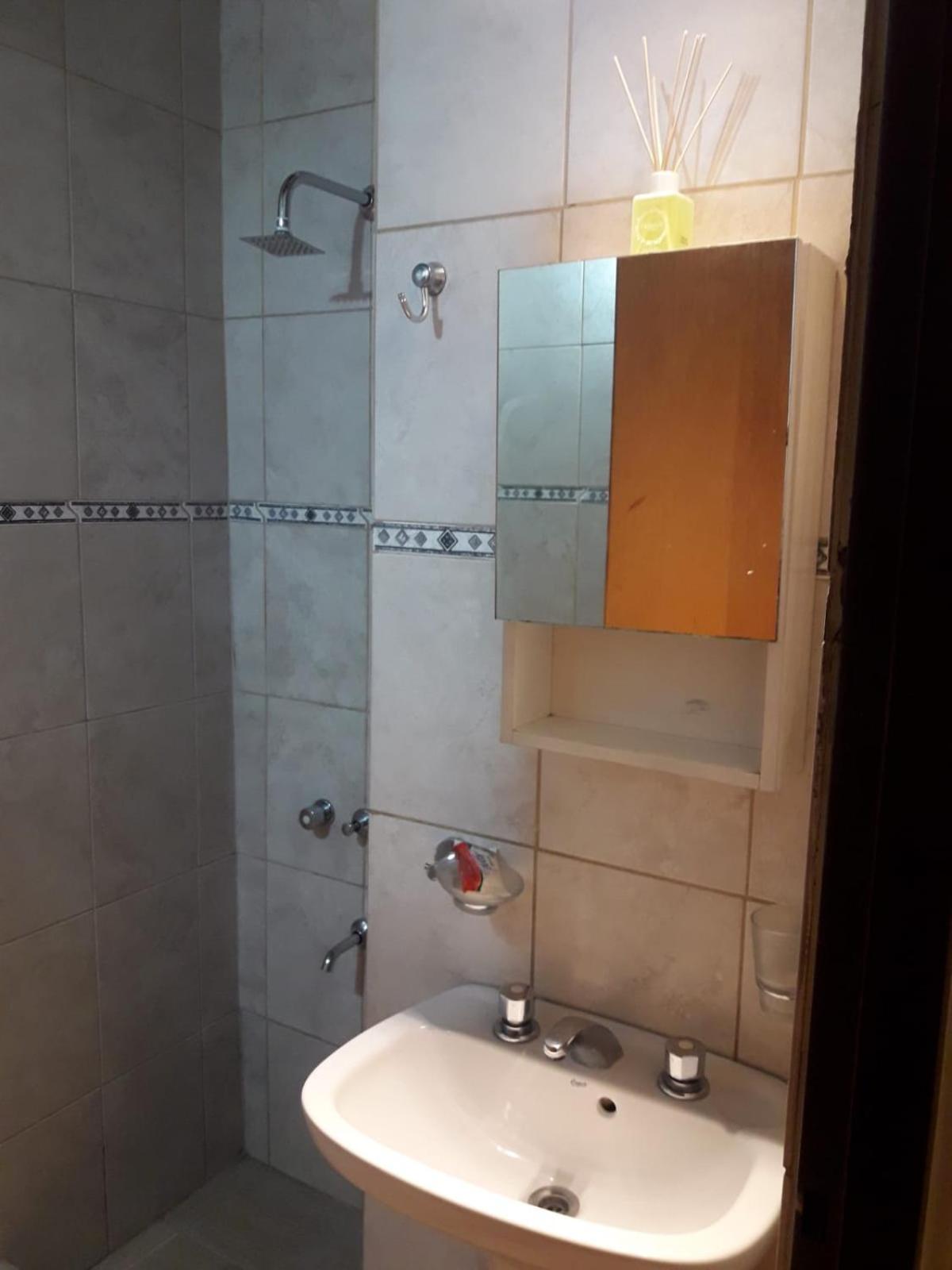 DEPARTAMENTO CÉNTRICO - A DOS CUADRAS DE TERMINAL - Zona residencial