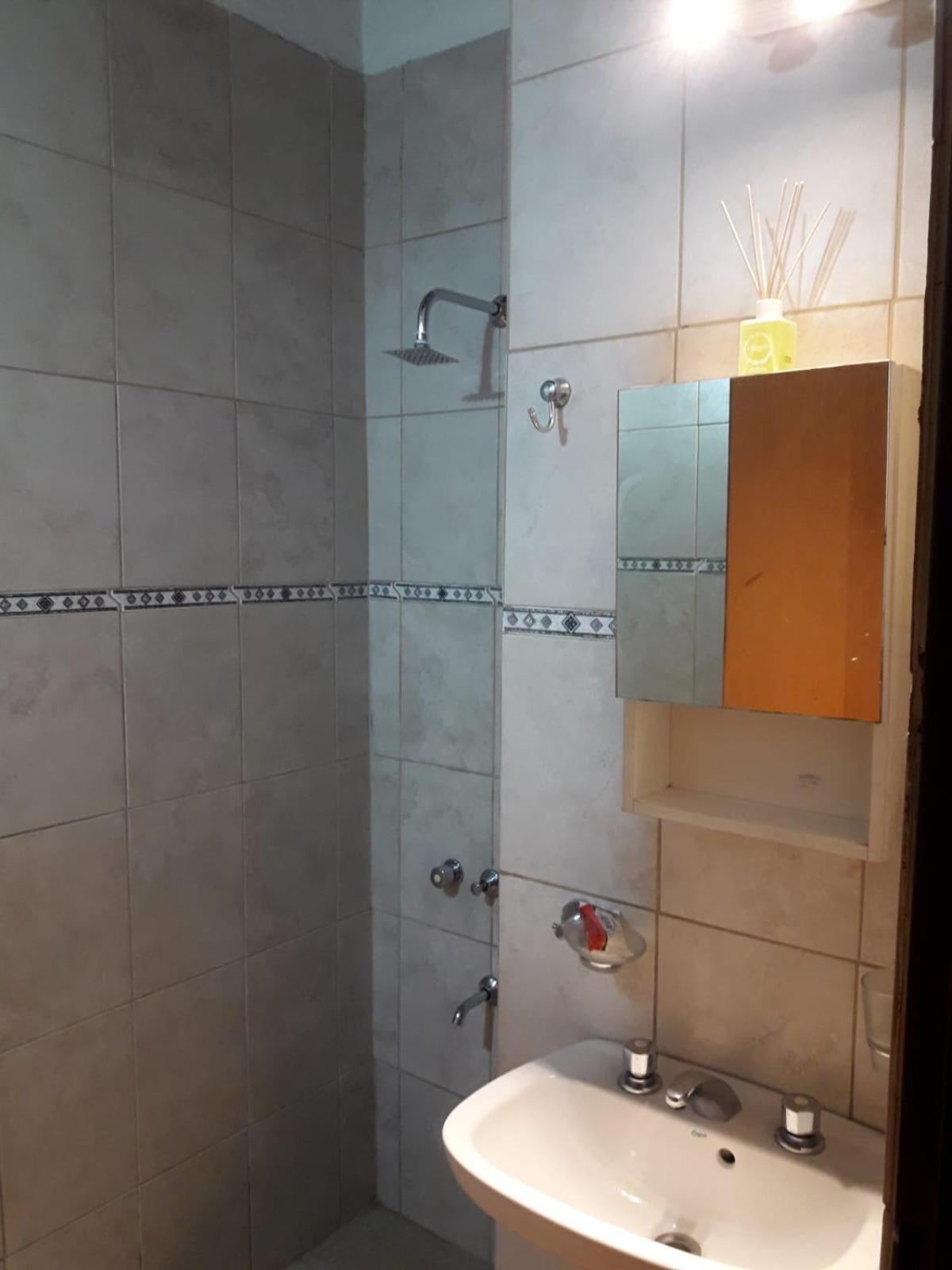 DEPARTAMENTO CÉNTRICO - A DOS CUADRAS DE TERMINAL - Zona residencial