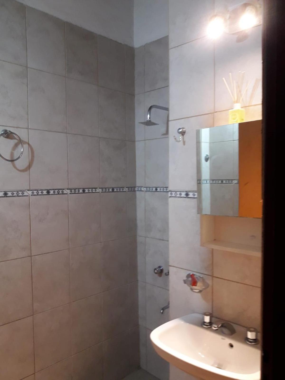 DEPARTAMENTO CÉNTRICO - A DOS CUADRAS DE TERMINAL - Zona residencial