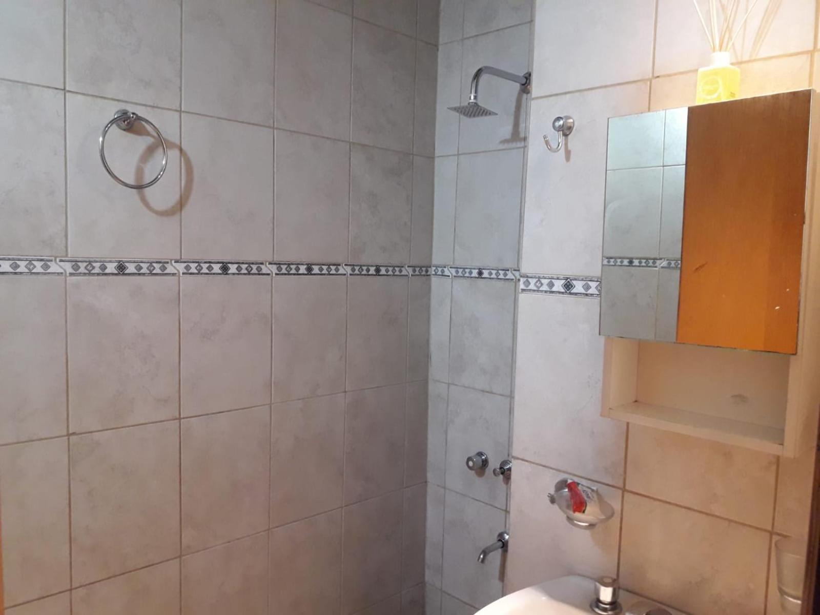 DEPARTAMENTO CÉNTRICO - A DOS CUADRAS DE TERMINAL - Zona residencial