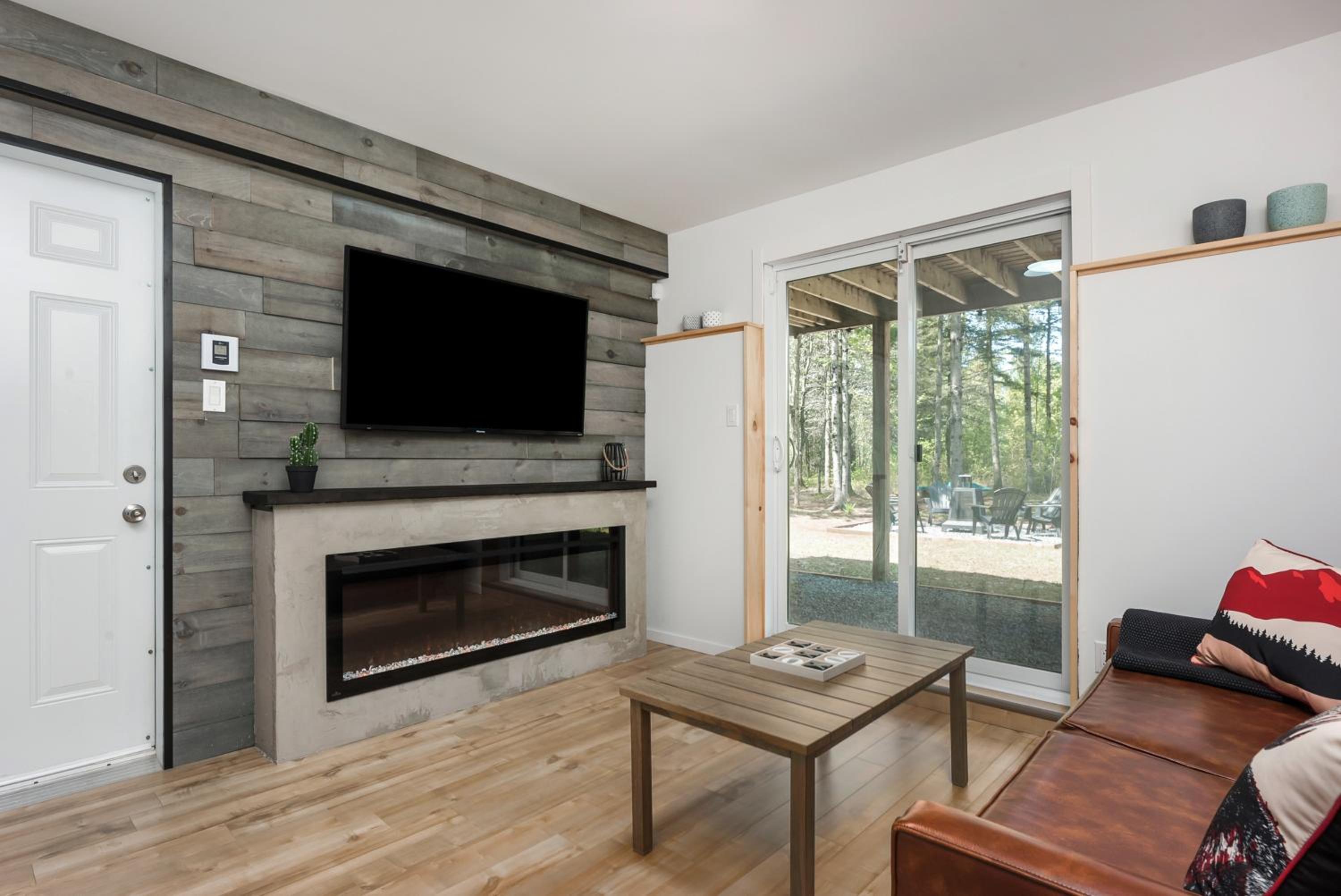 Chalet Natür Lakefront - Hot Tub - Fireplace - Ski - Waterfront - Private big land - Pedal Boat