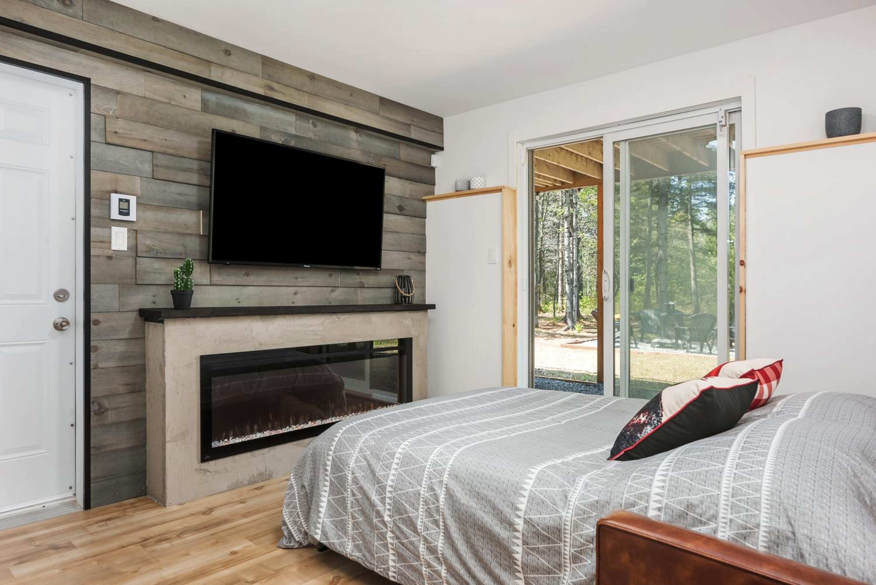 Chalet Natür Lakefront - Hot Tub - Fireplace - Ski - Waterfront - Private big land - Pedal Boat