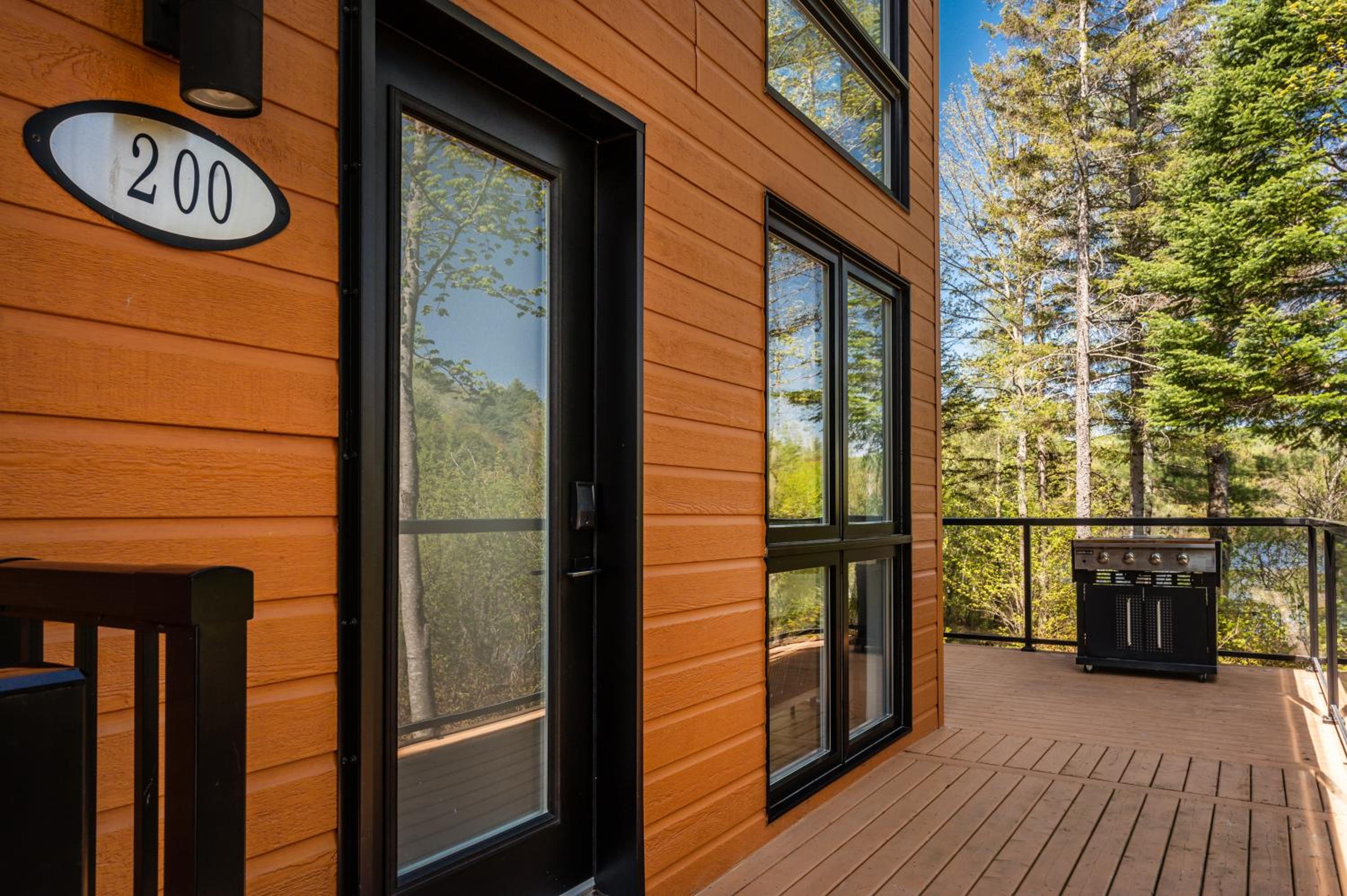 Chalet Natür Lakefront - Hot Tub - Fireplace - Ski - Waterfront - Private big land - Pedal Boat