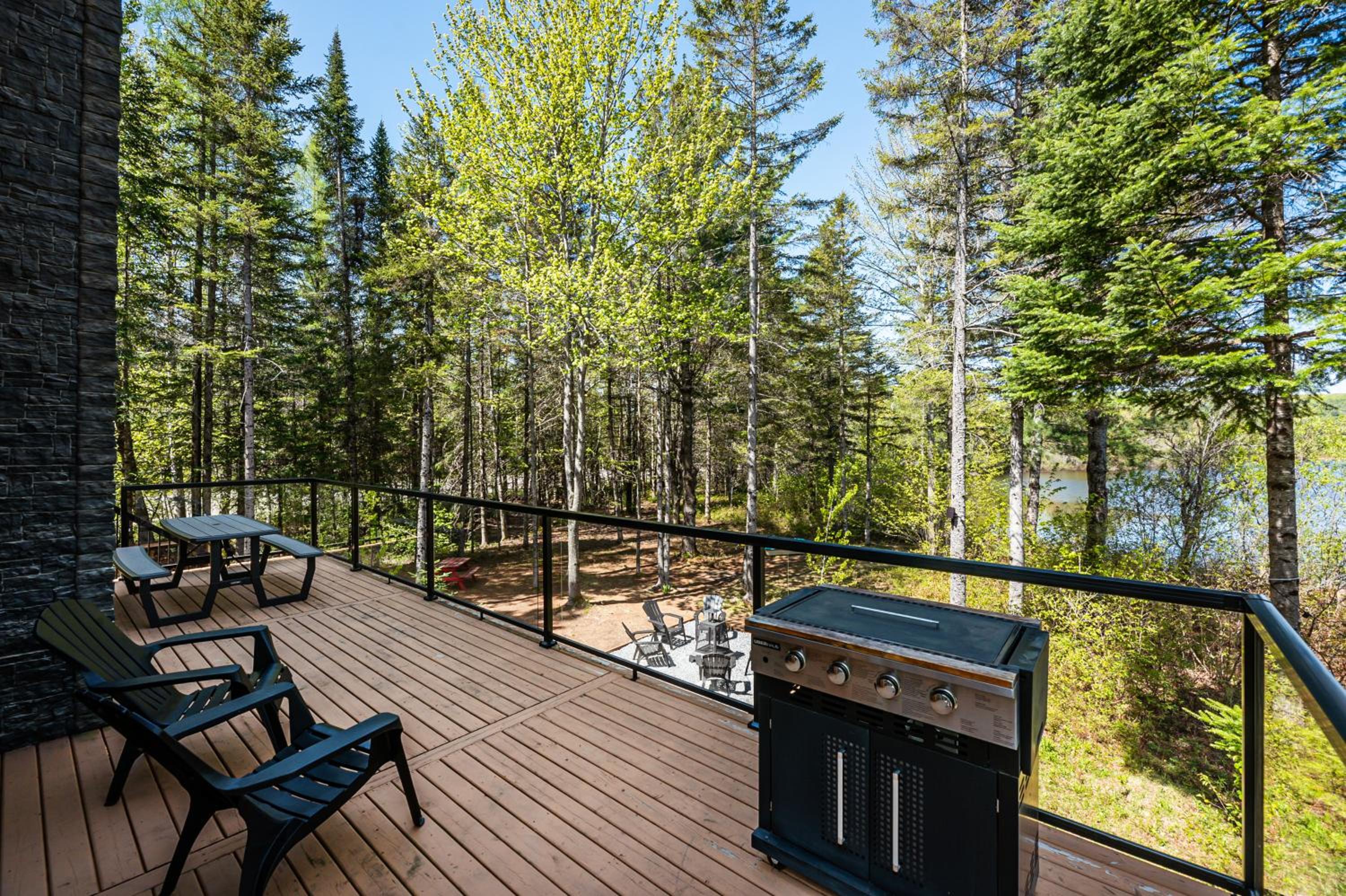 Chalet Natür Lakefront - Hot Tub - Fireplace - Ski - Waterfront - Private big land - Pedal Boat