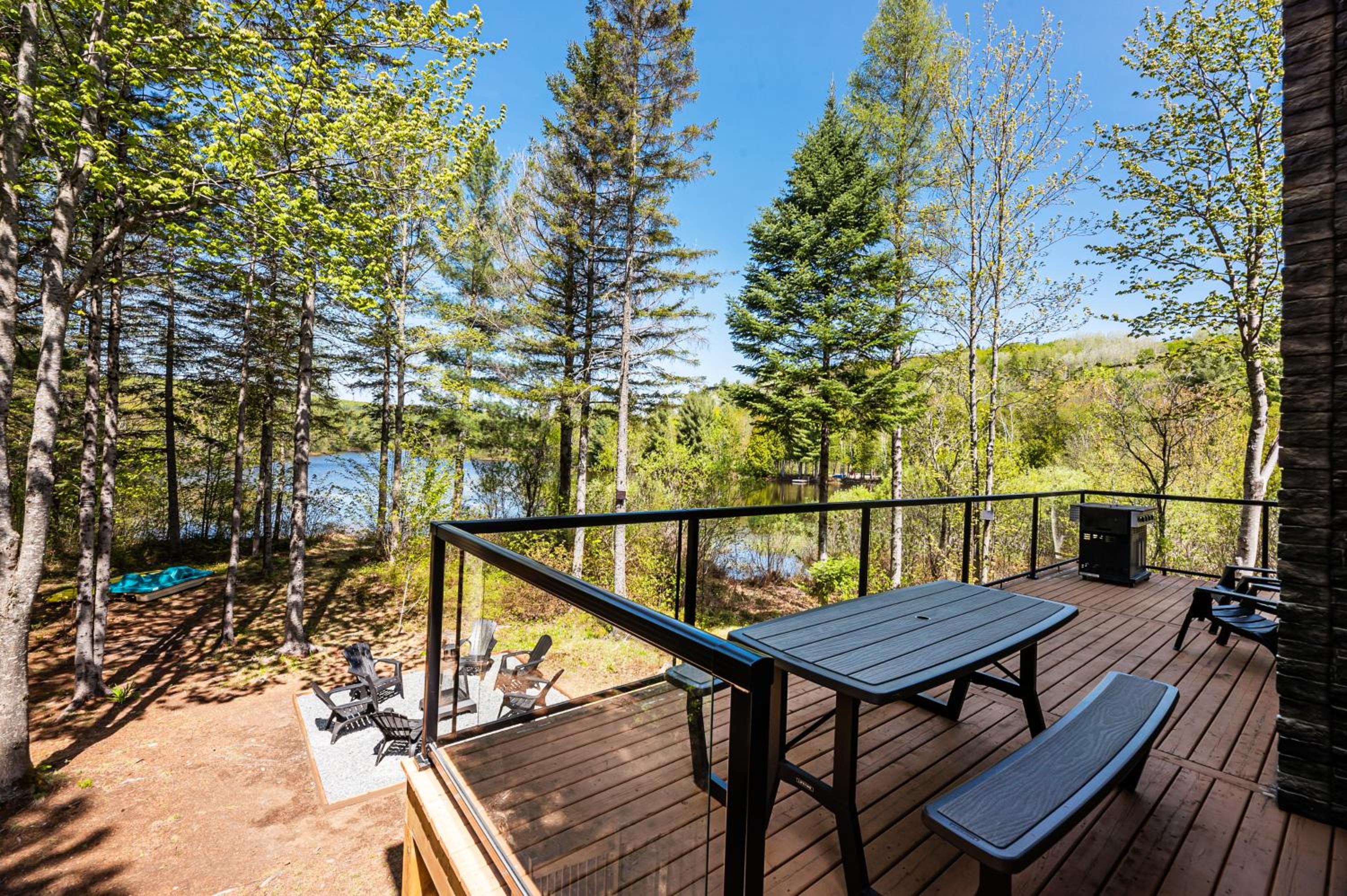 Chalet Natür Lakefront - Hot Tub - Fireplace - Ski - Waterfront - Private big land - Pedal Boat
