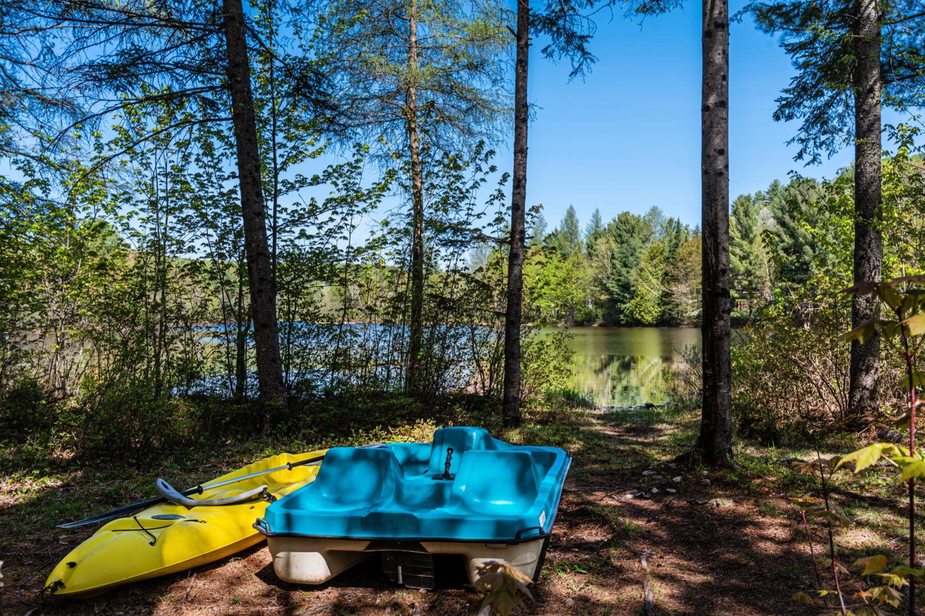 Chalet Natür Lakefront - Hot Tub - Fireplace - Ski - Waterfront - Private big land - Pedal Boat