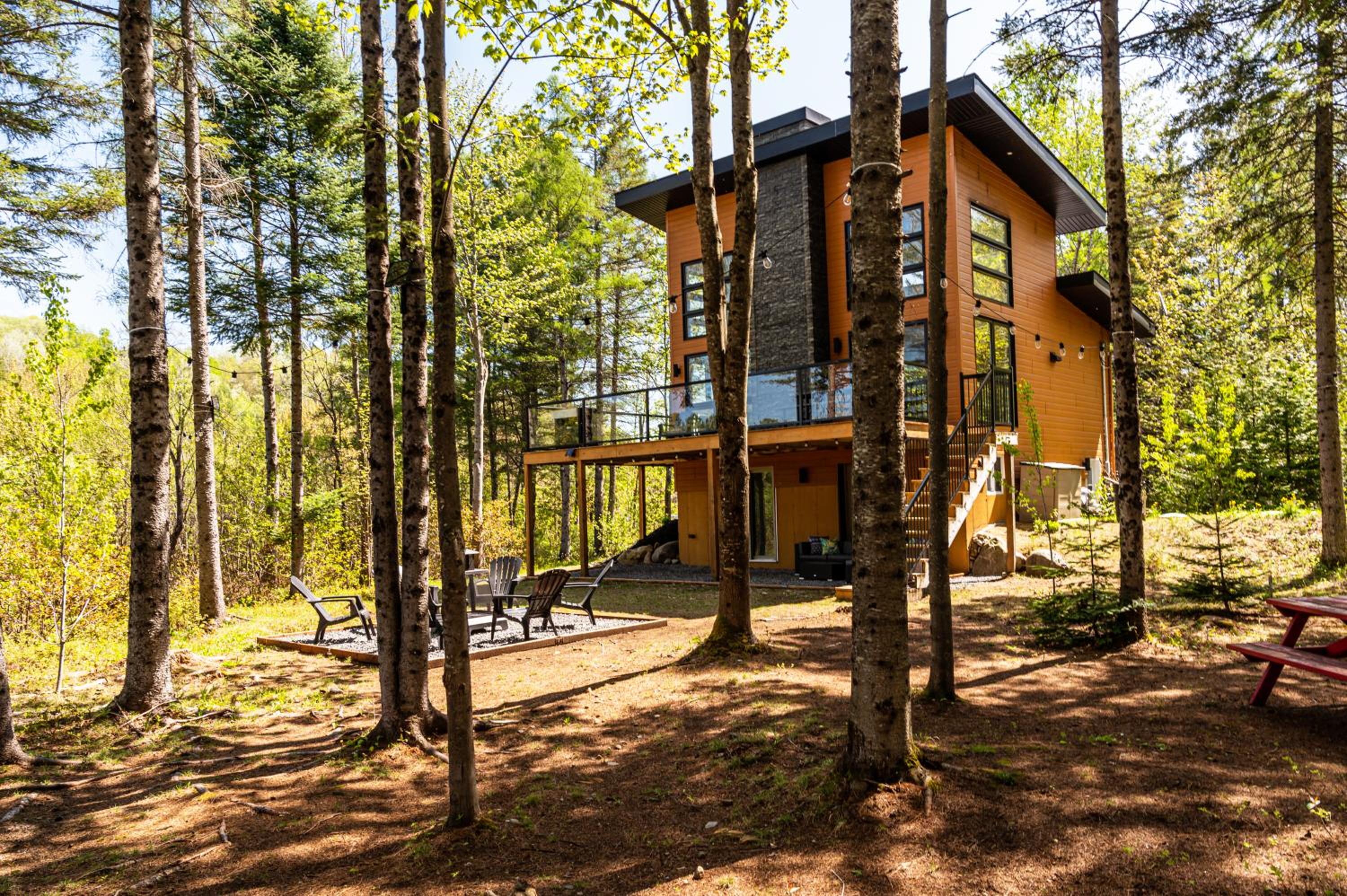 Chalet Natür Lakefront - Hot Tub - Fireplace - Ski - Waterfront - Private big land - Pedal Boat