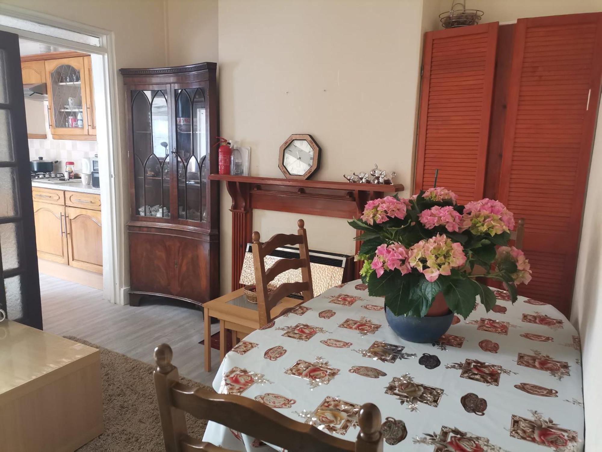 Luxury 5 bedroom home near London Seven Kings Train station- 5 Room, 6 bed and sleeps 8 guest
