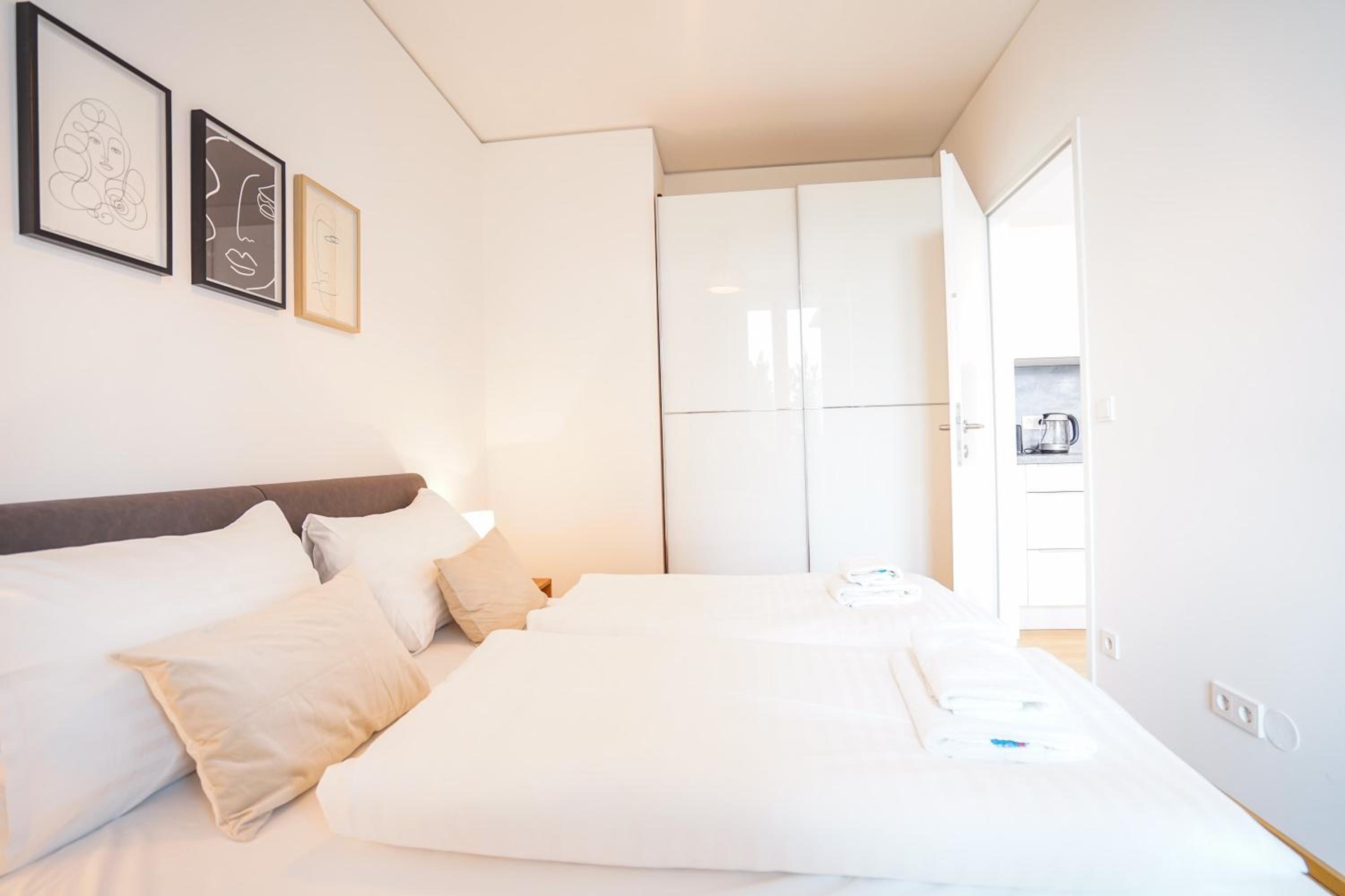 Suite in High-rise on the Danube