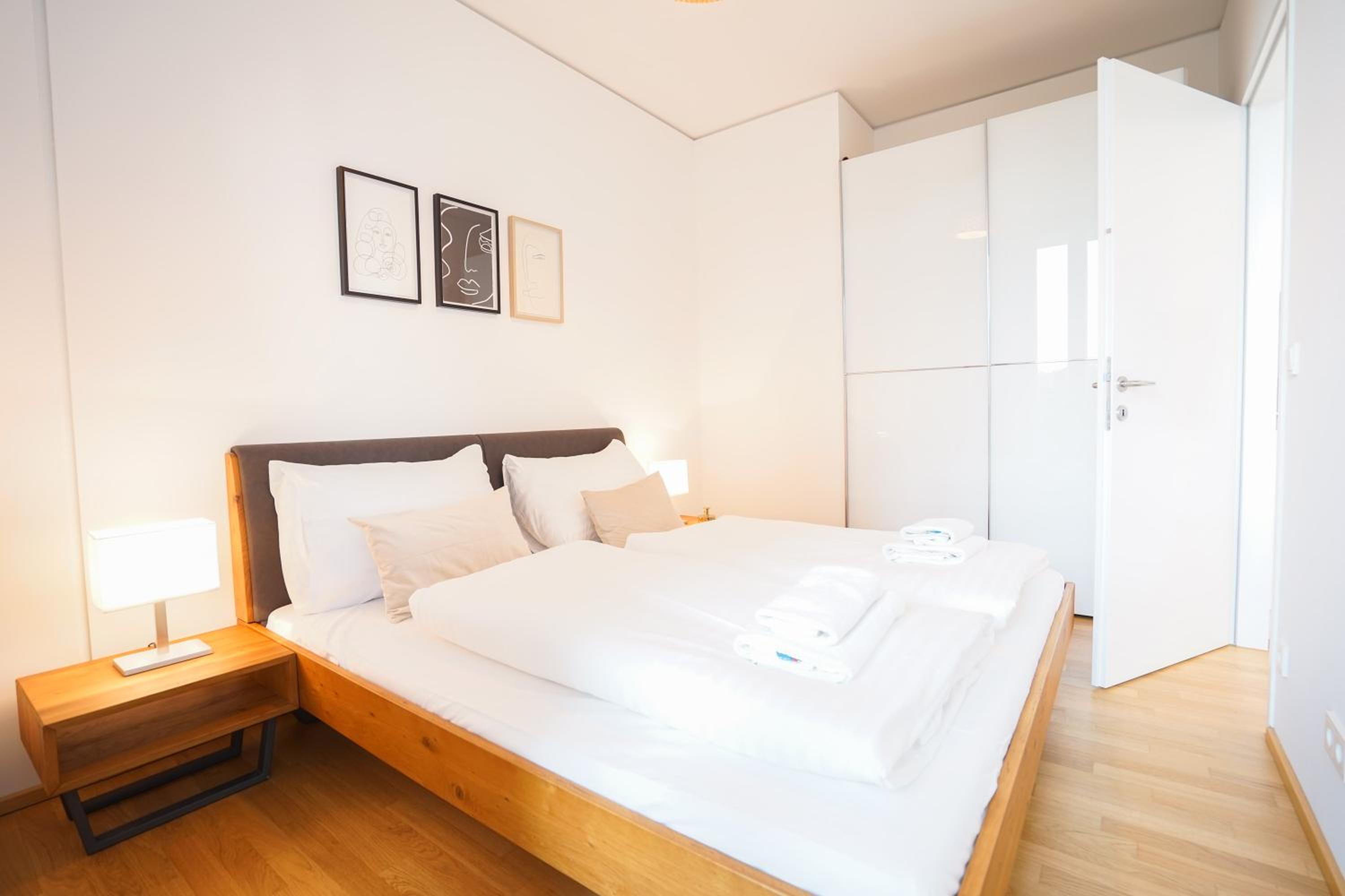 Suite in High-rise on the Danube