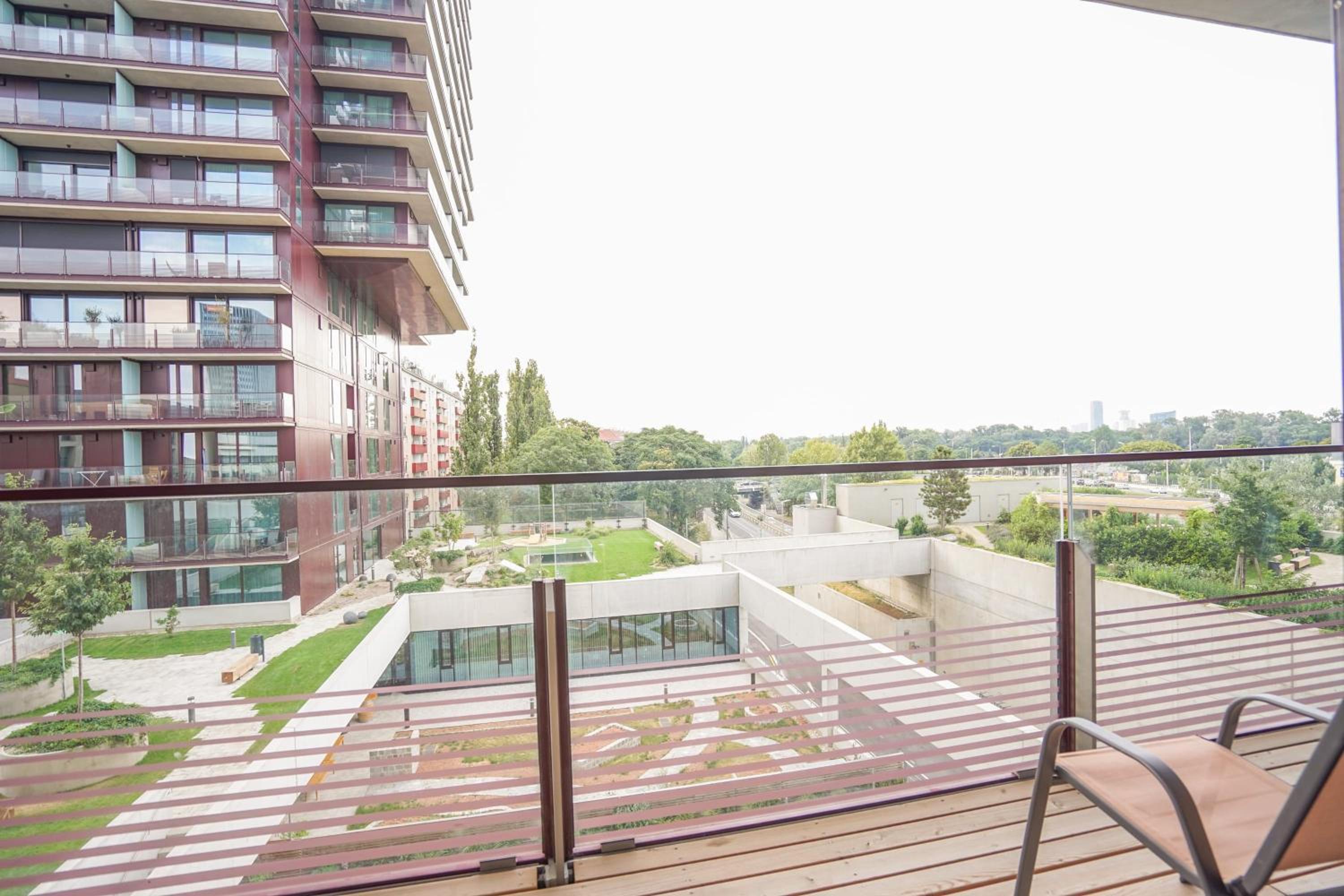 Suite in High-rise on the Danube