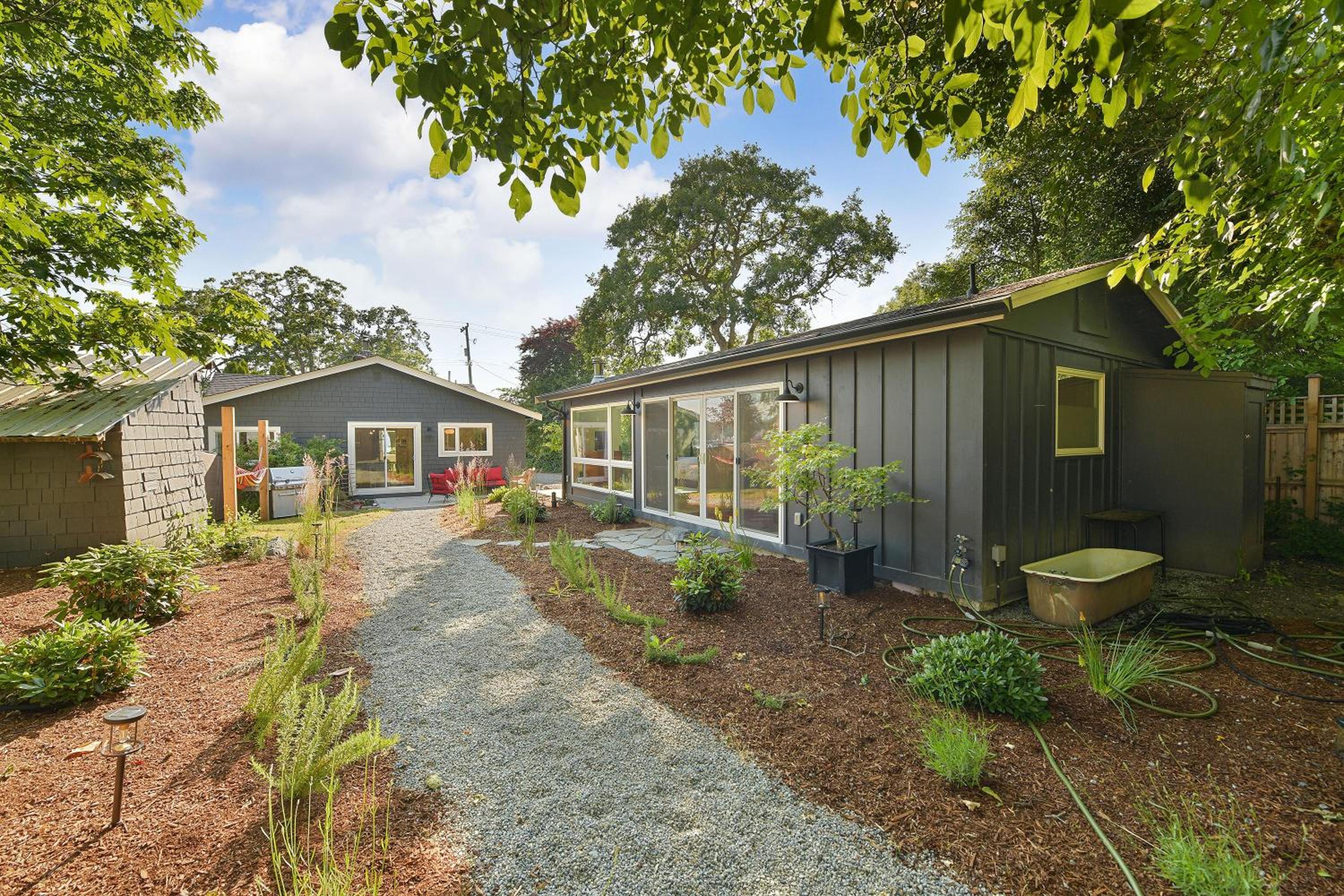 The Bayside Cottage by EMR Vacation Rentals