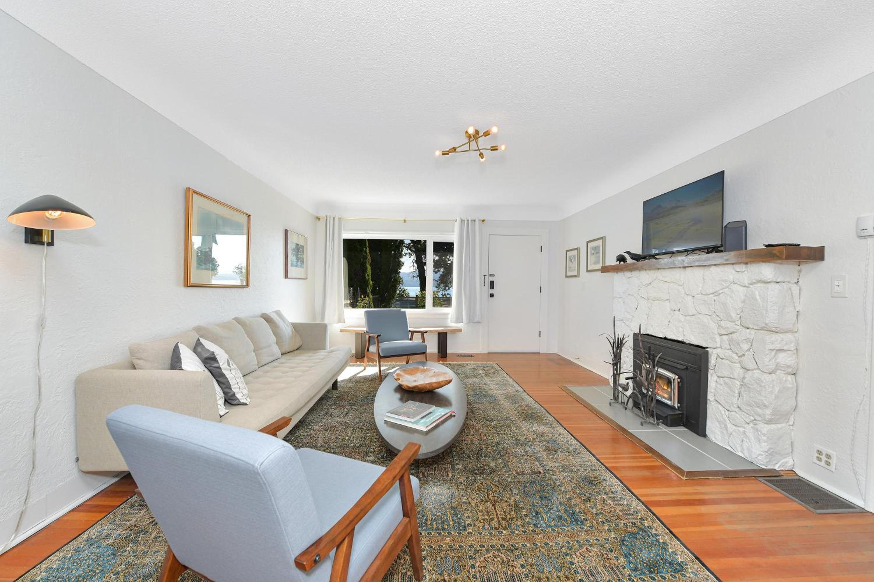 The Bayside Cottage by EMR Vacation Rentals