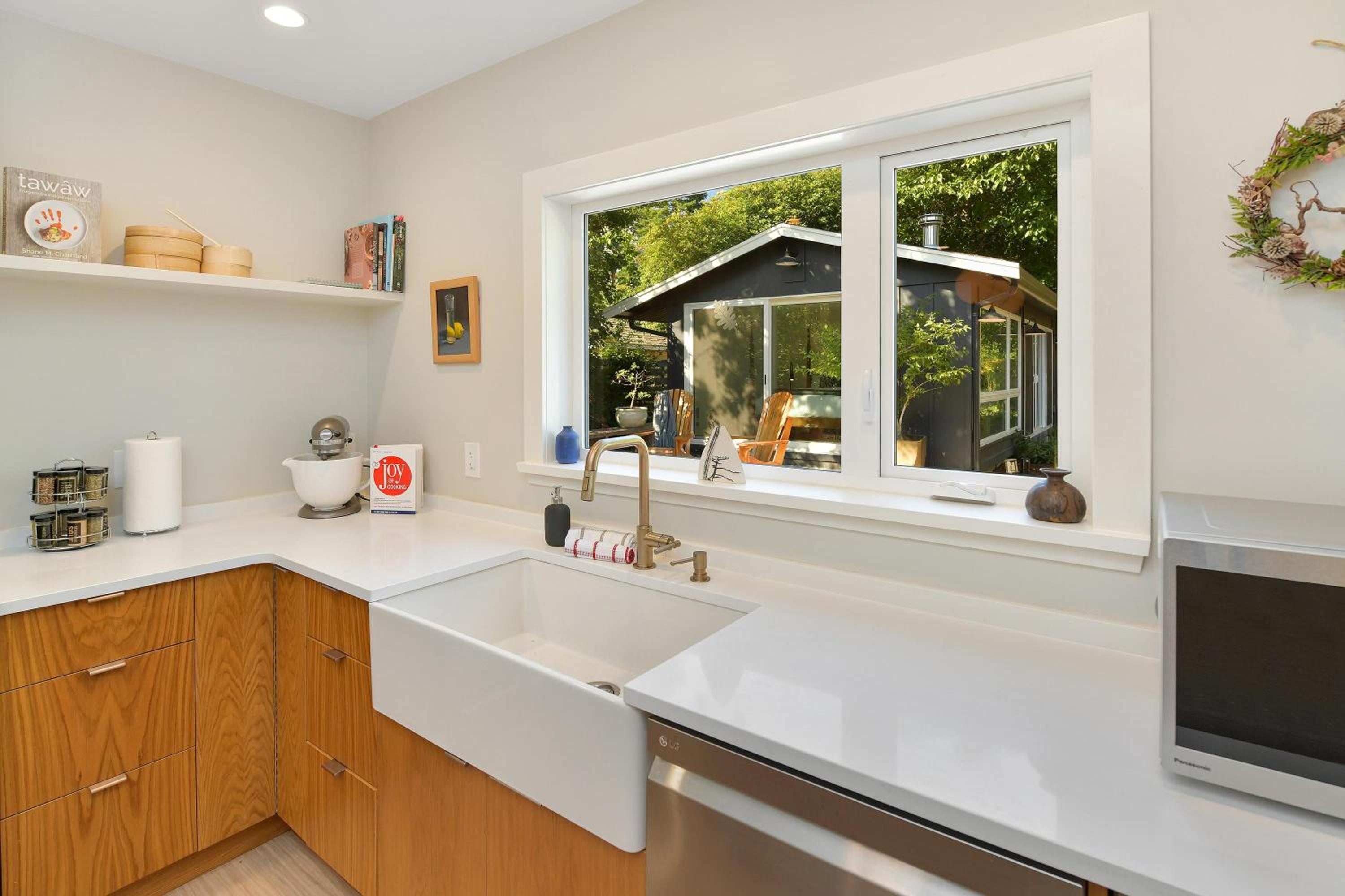 The Bayside Cottage by EMR Vacation Rentals
