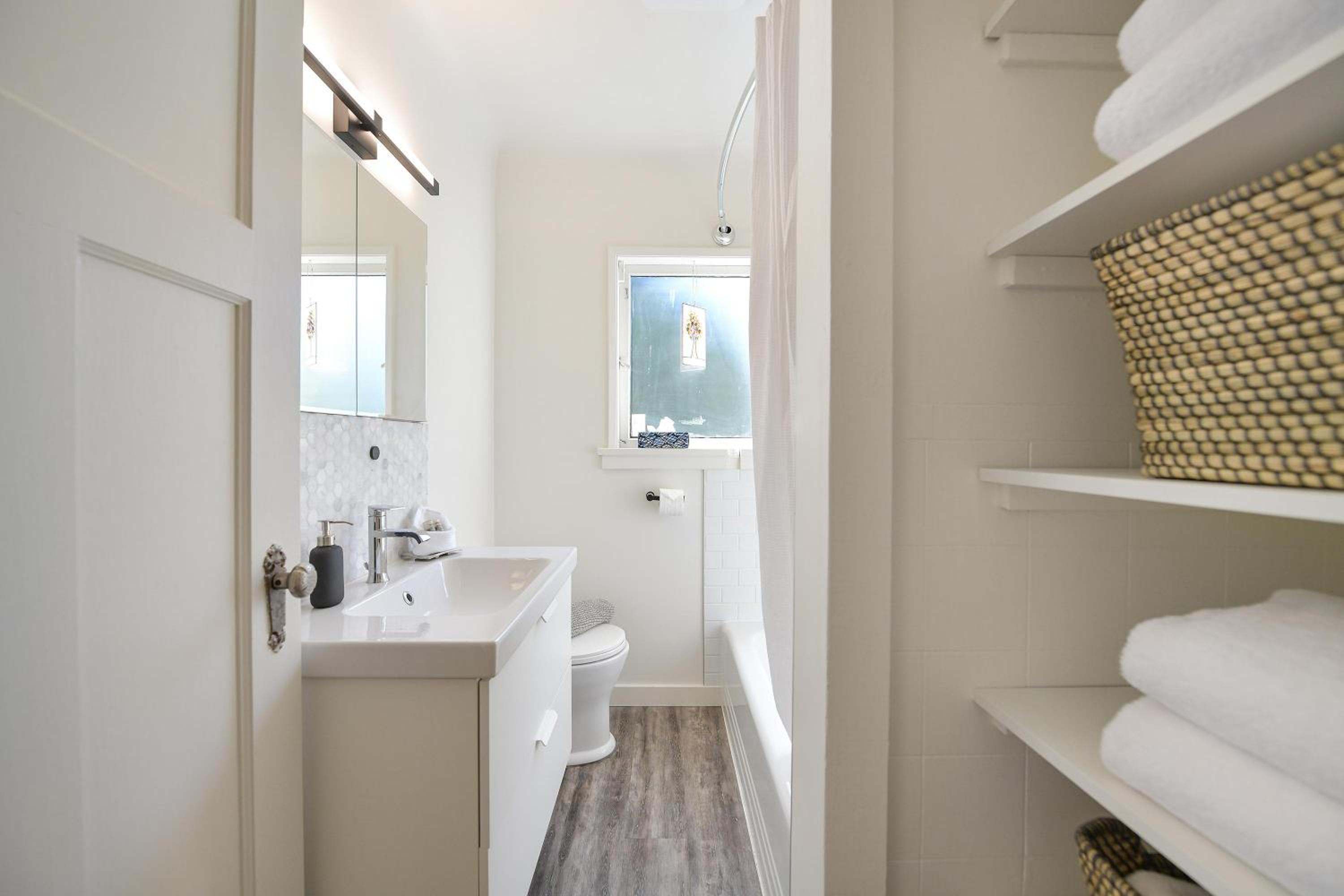 The Bayside Cottage by EMR Vacation Rentals