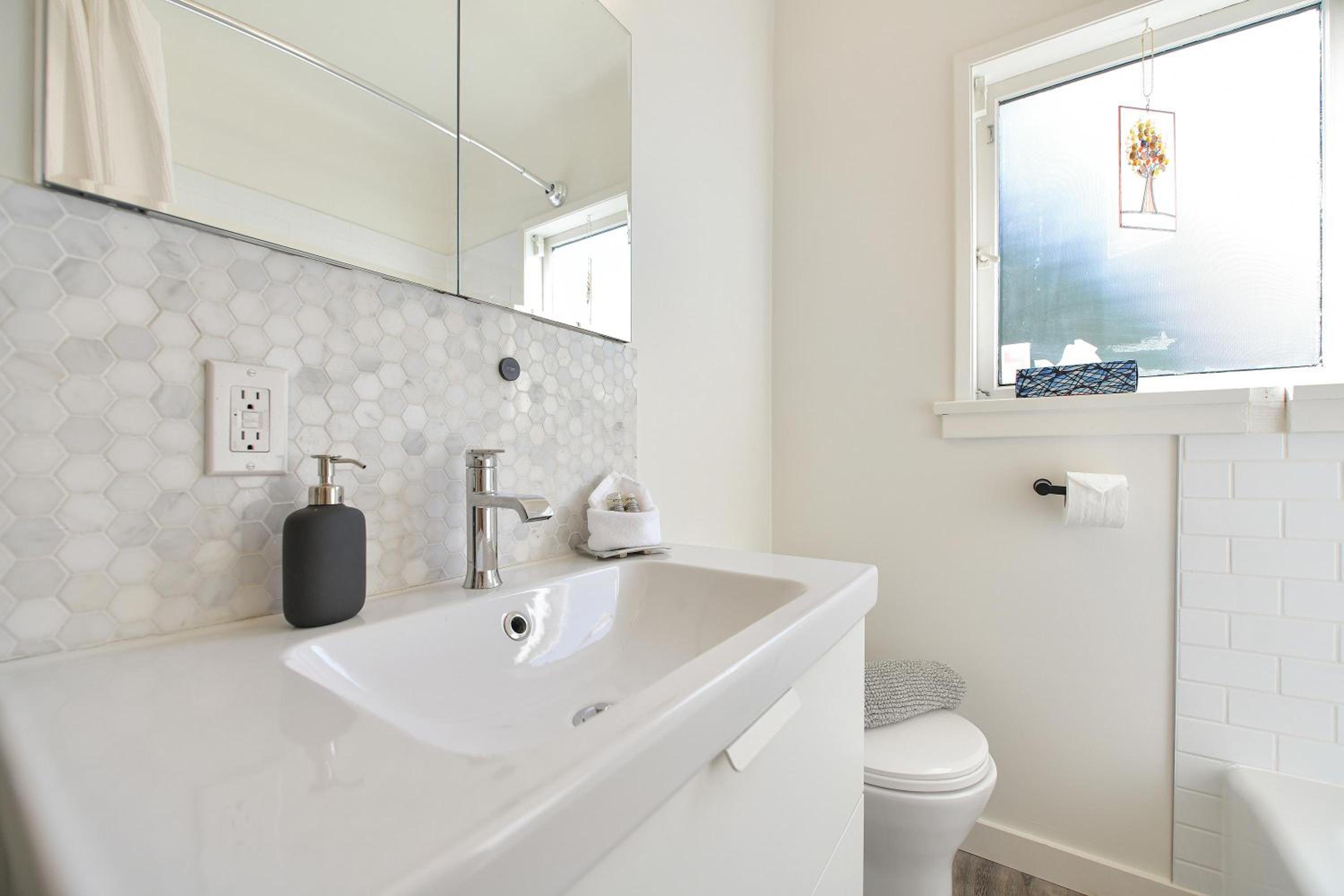 The Bayside Cottage by EMR Vacation Rentals