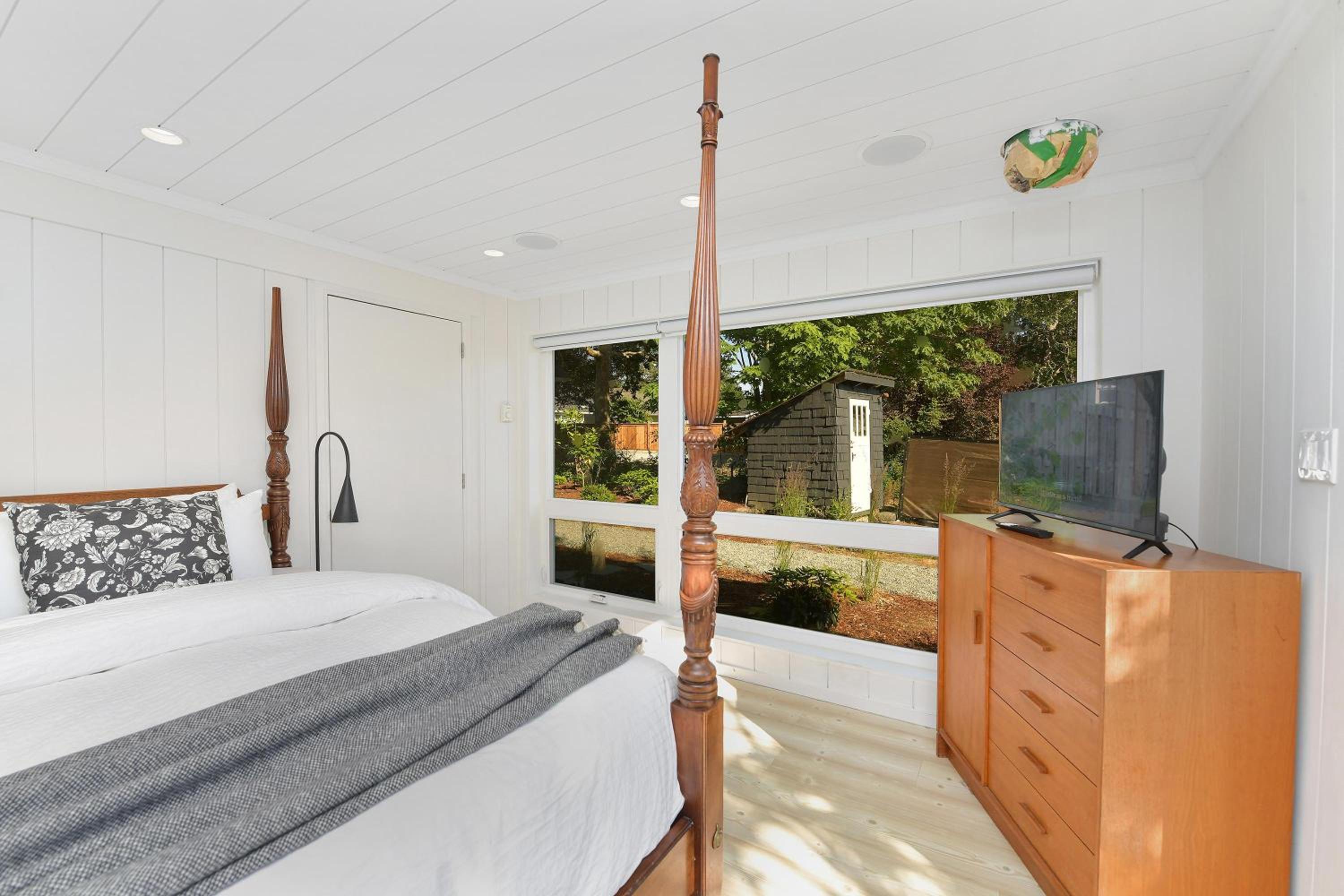 The Bayside Cottage by EMR Vacation Rentals