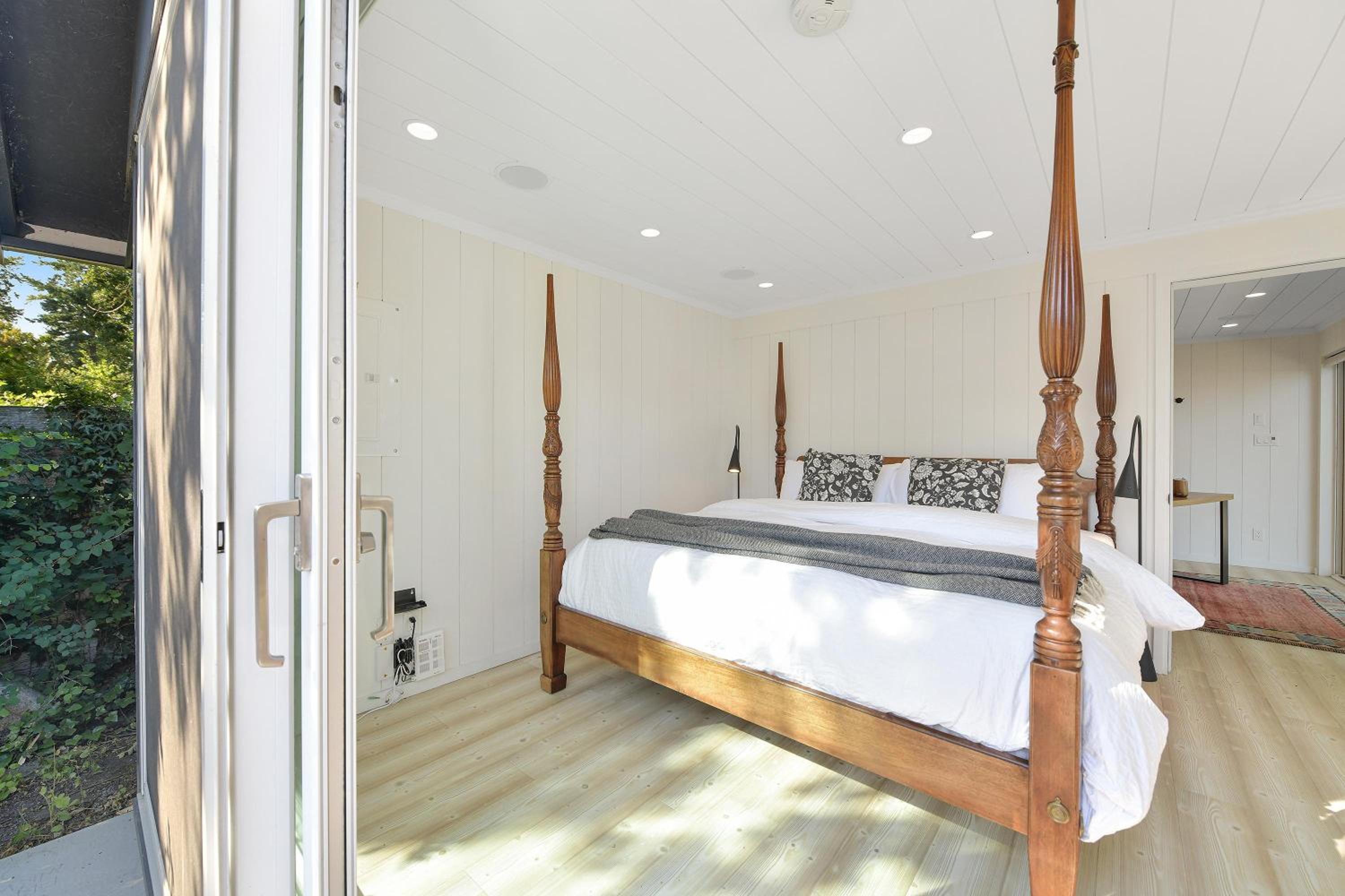 The Bayside Cottage by EMR Vacation Rentals