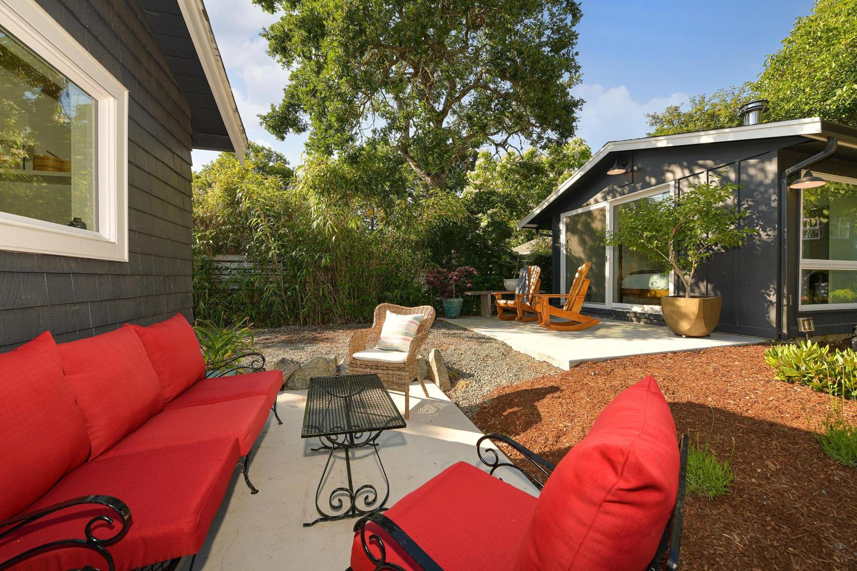 The Bayside Cottage by EMR Vacation Rentals