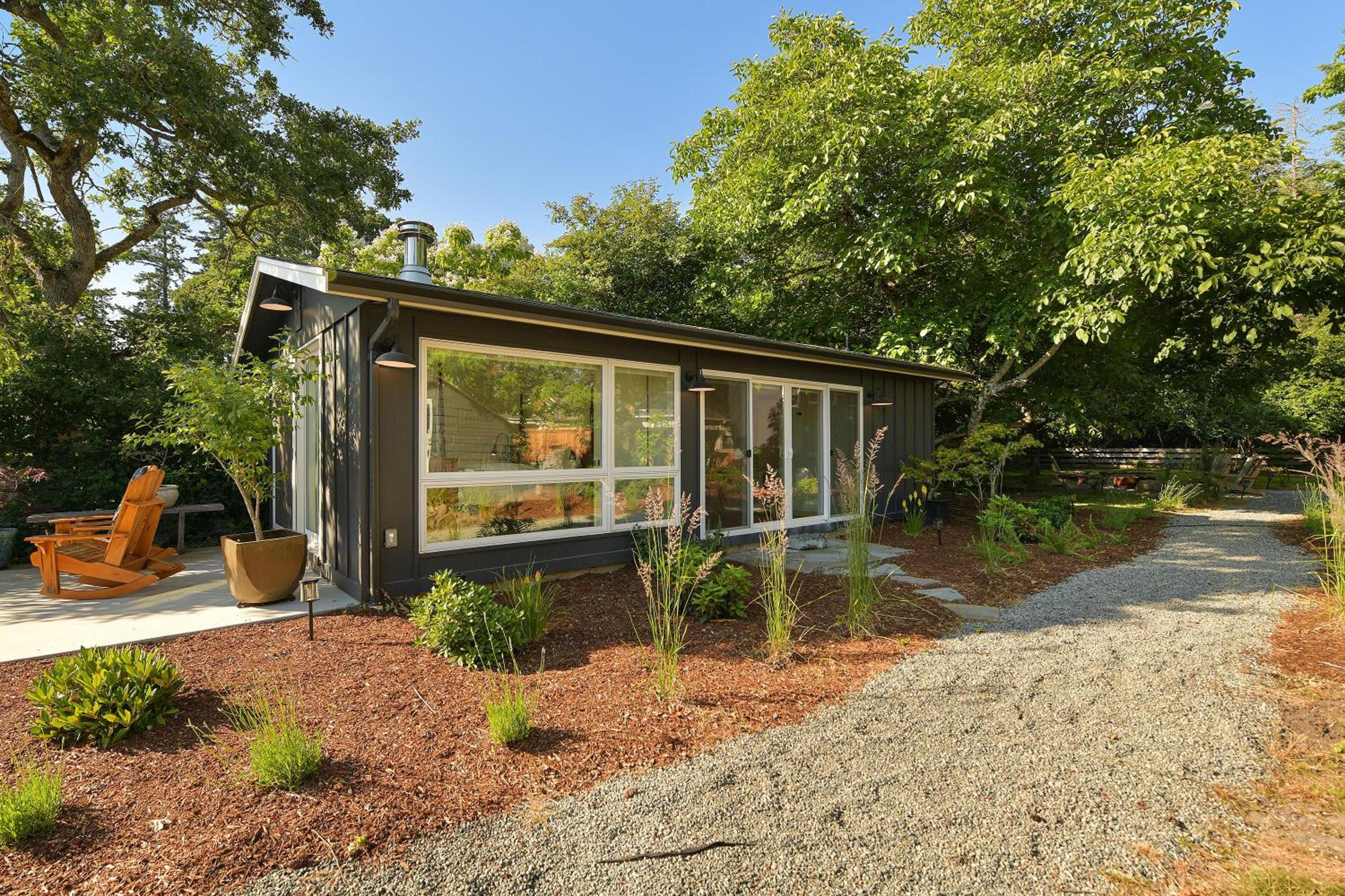 The Bayside Cottage by EMR Vacation Rentals