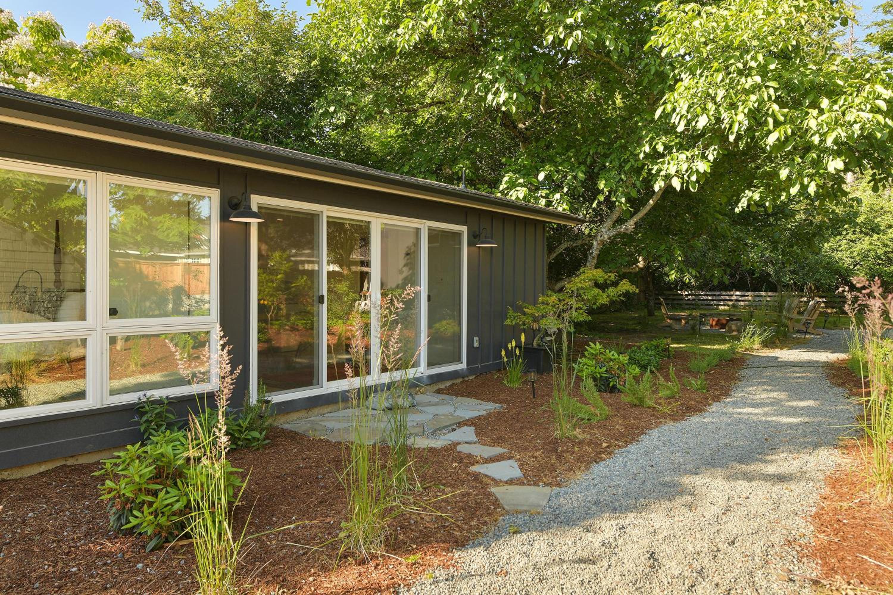 The Bayside Cottage by EMR Vacation Rentals