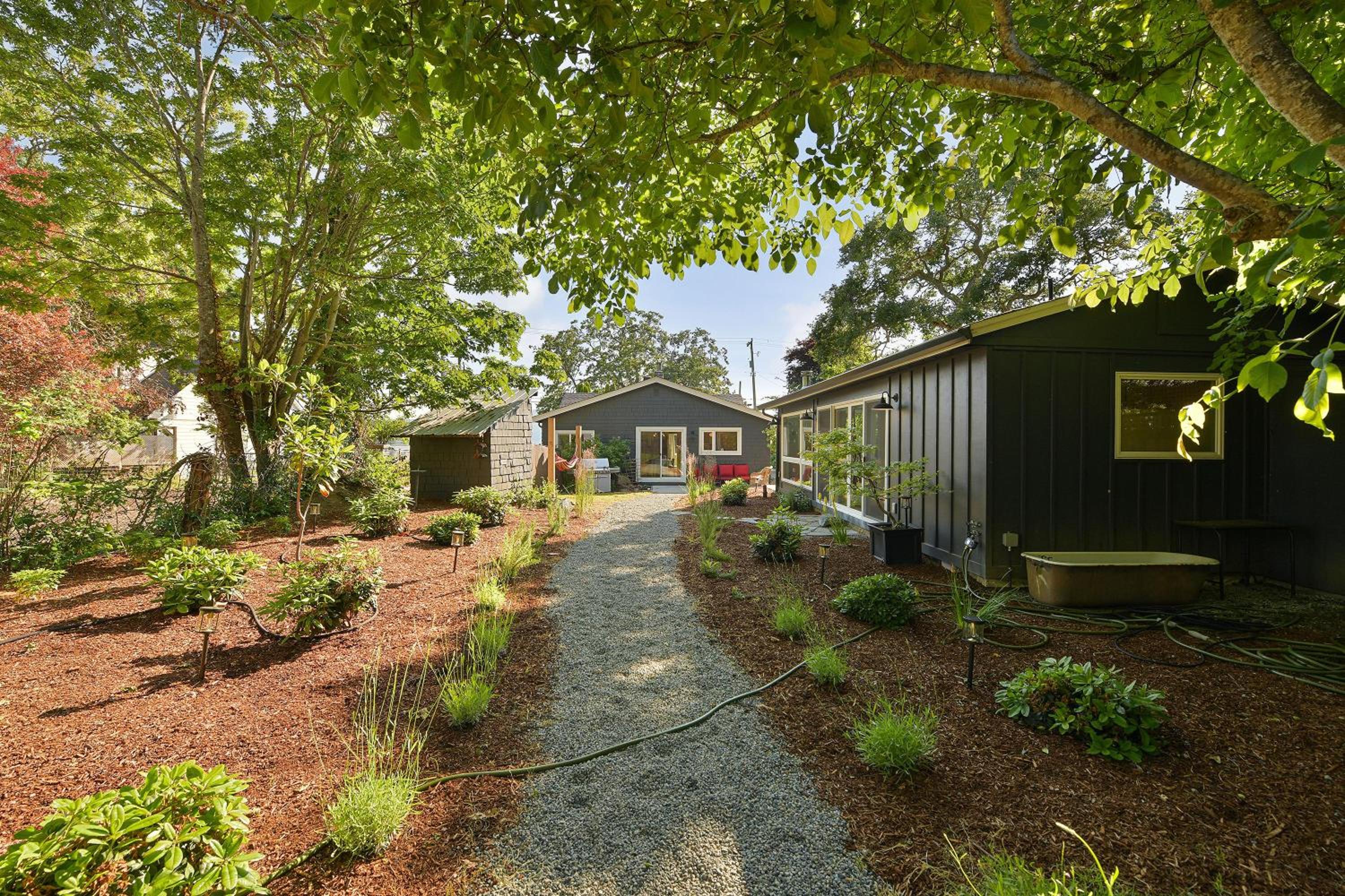 The Bayside Cottage by EMR Vacation Rentals