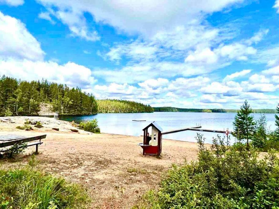 Sjönära lantgård i Bergslagen