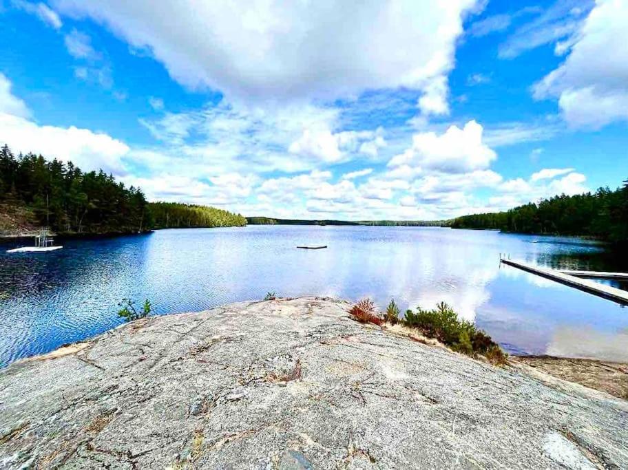 Sjönära lantgård i Bergslagen