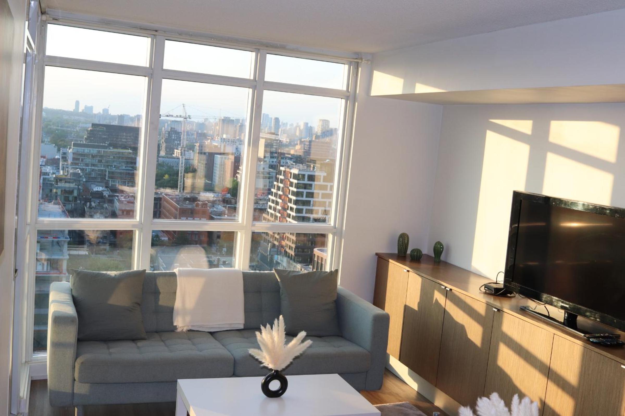 Cozy Condo in Downtown Toronto + Free Parking