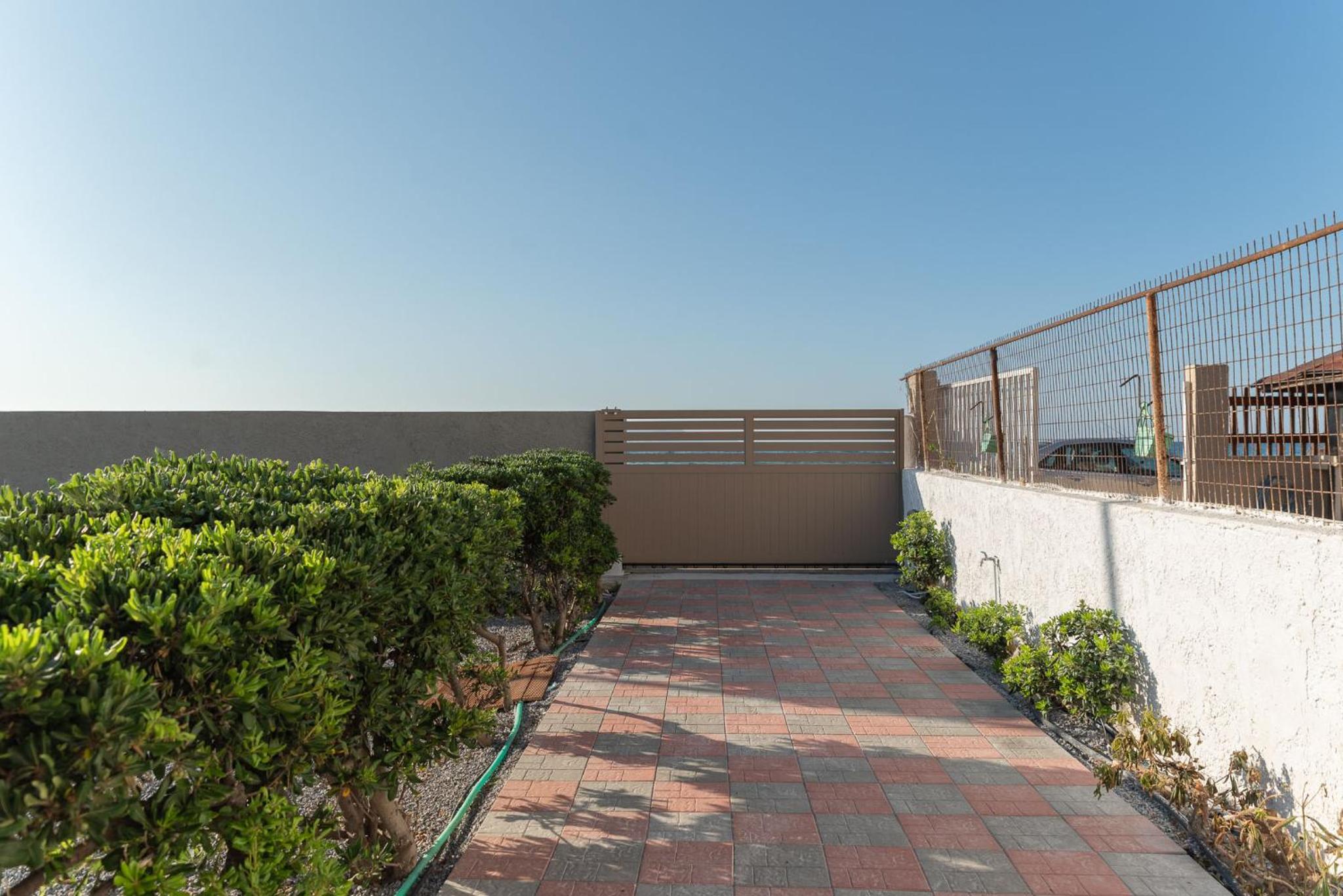Aelia Seafront 2 Bdr Villa by Hospi Living
