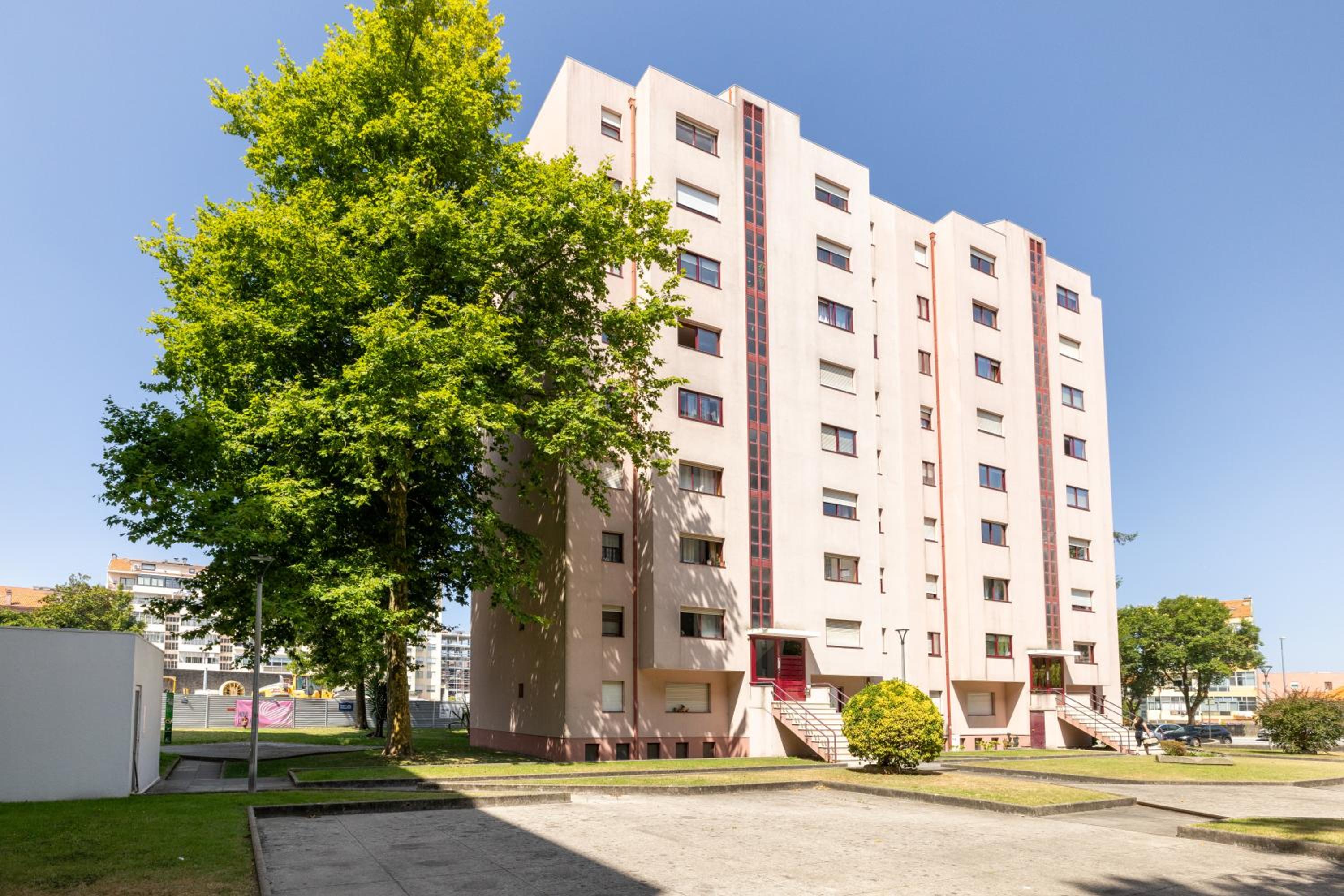 Boavista Premium with AC, Terrace- parking ,supermarket and metro T3 view 4