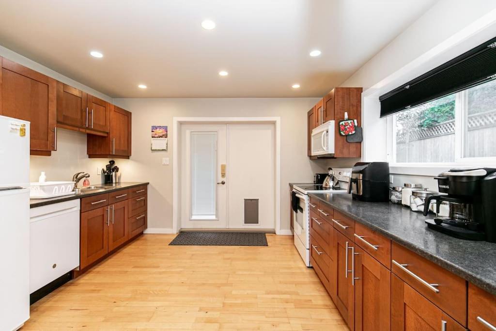 Lovely 1 Bedroom Suite Near Town