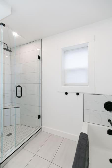 Lovely 1 Bedroom Suite Near Town