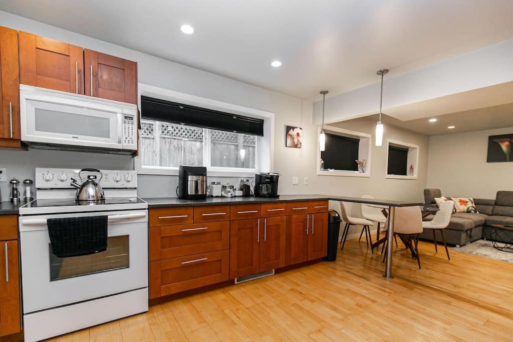 Lovely 1 Bedroom Suite Near Town