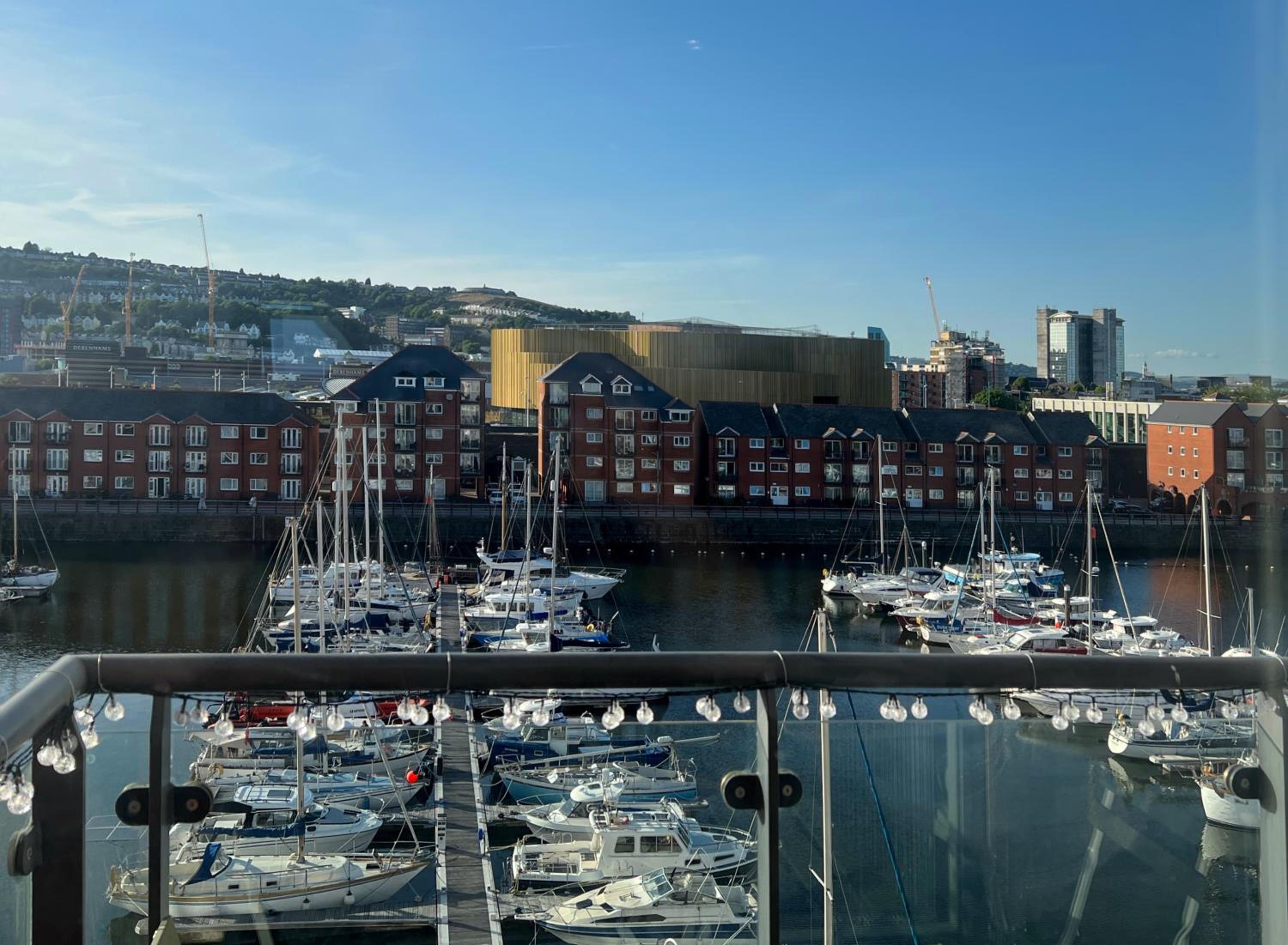 Elegant and Bright Seaside APT in Swansea Marina view 5