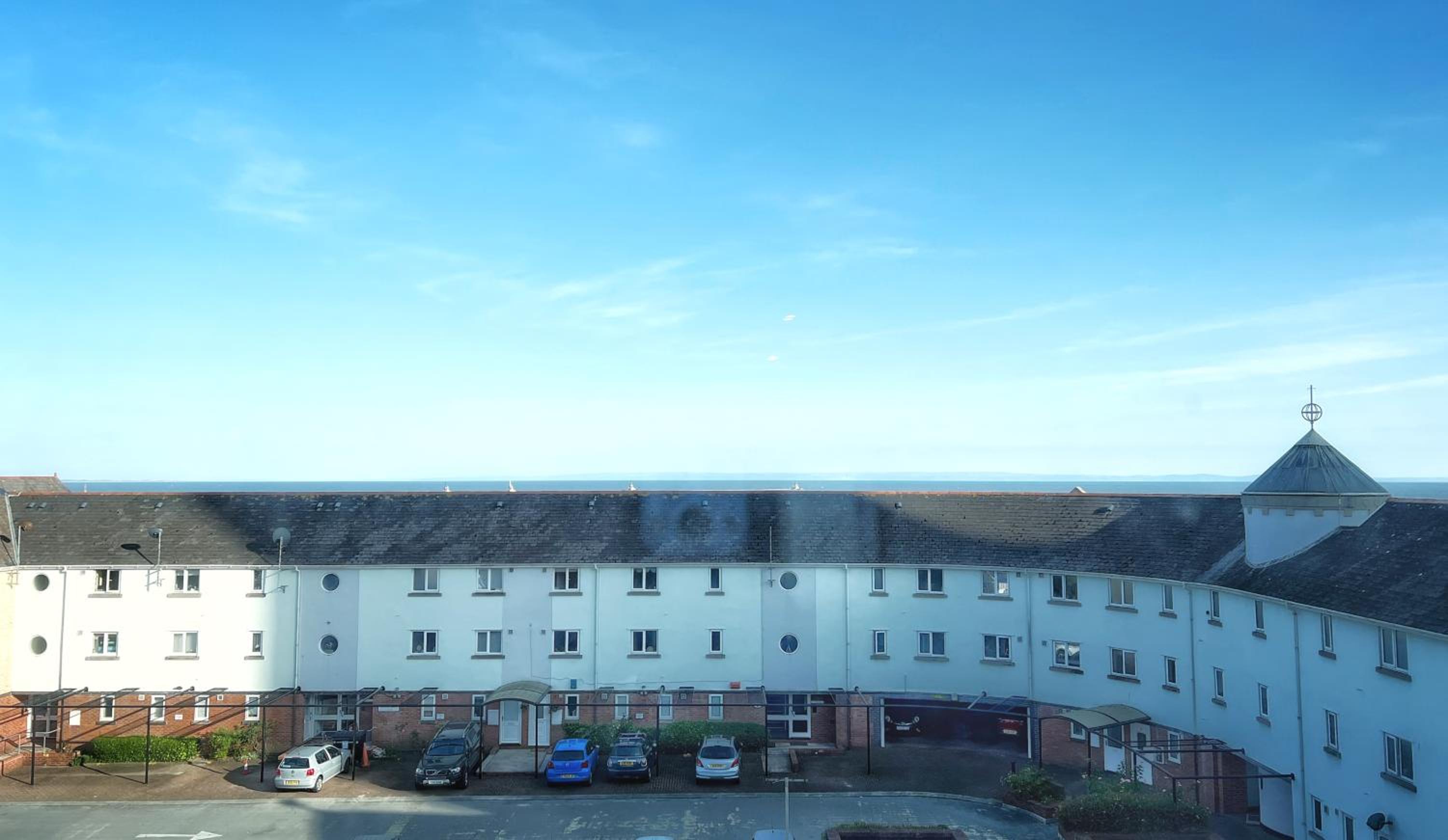 Elegant and Bright Seaside APT in Swansea Marina