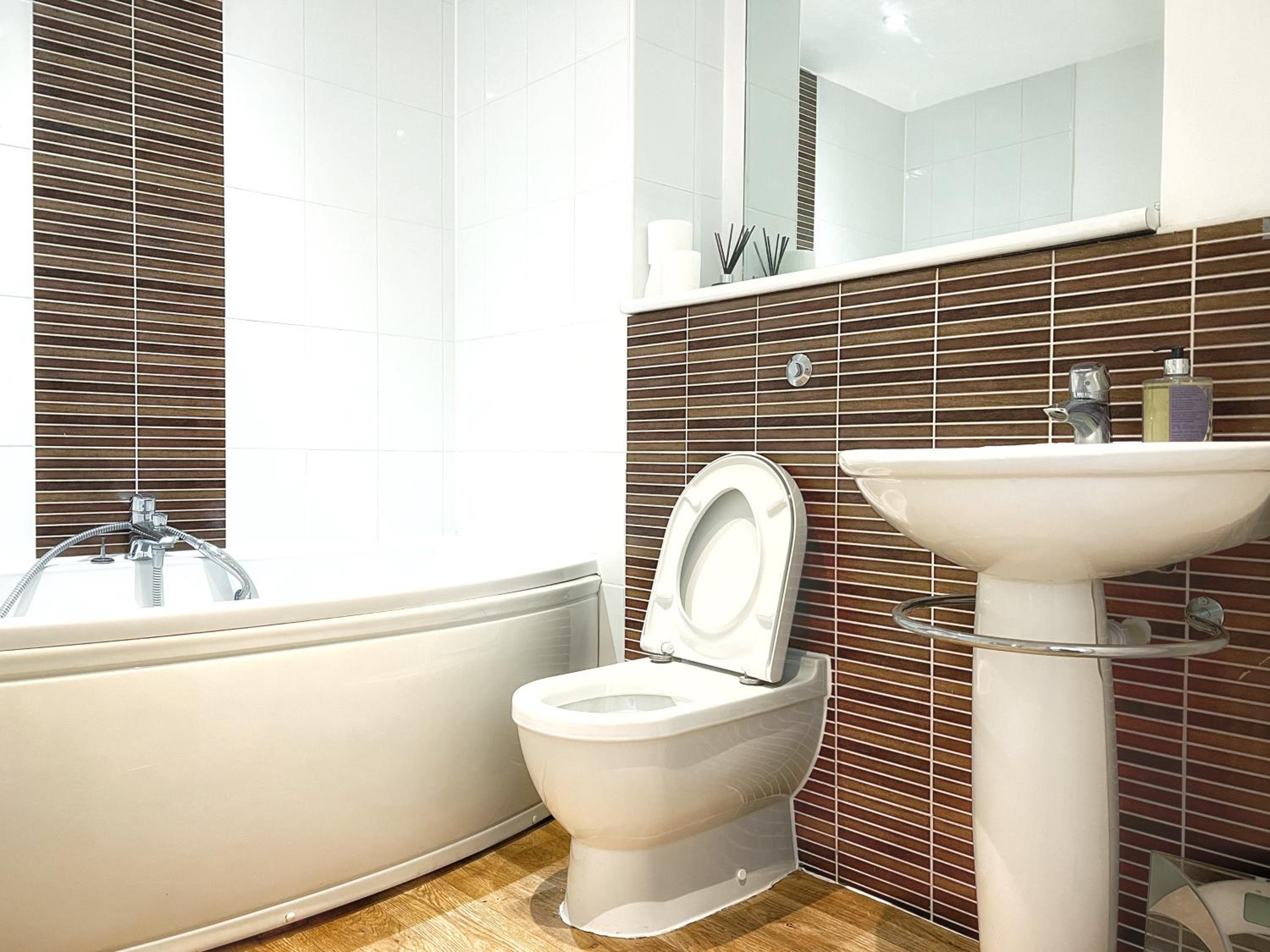 Elegant and Bright Seaside APT in Swansea Marina view 3