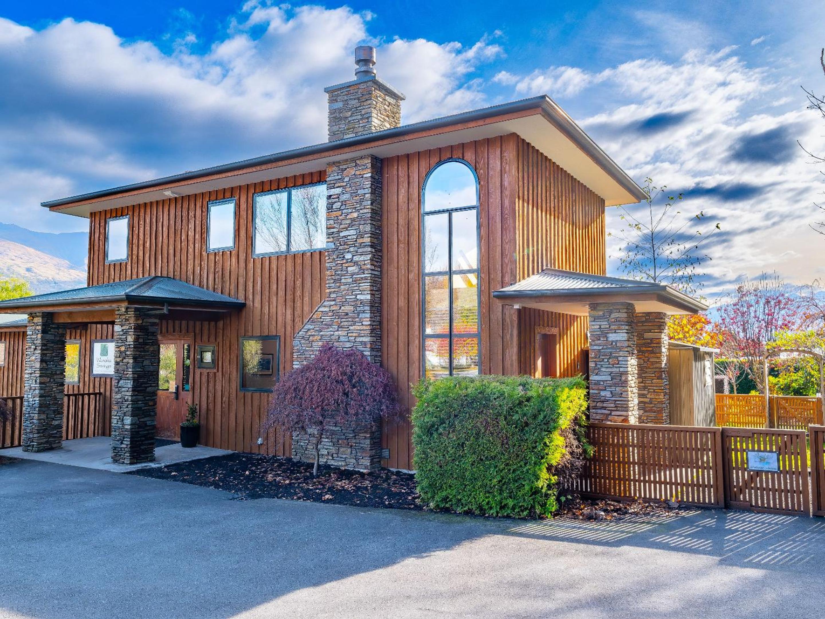 Hotel Wanaka Springs Lodge - Image 1