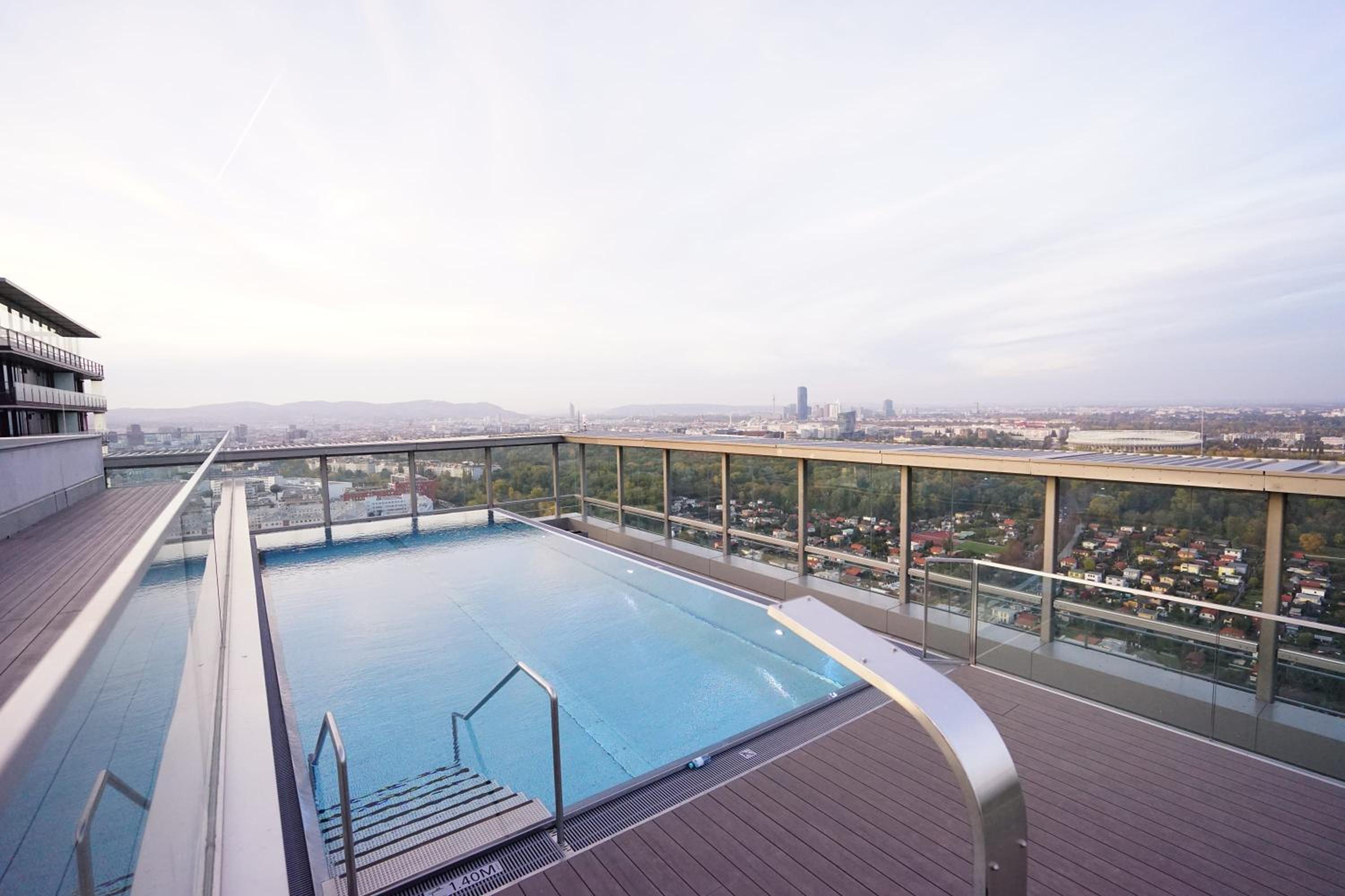 Suite in High-rise on the Danube