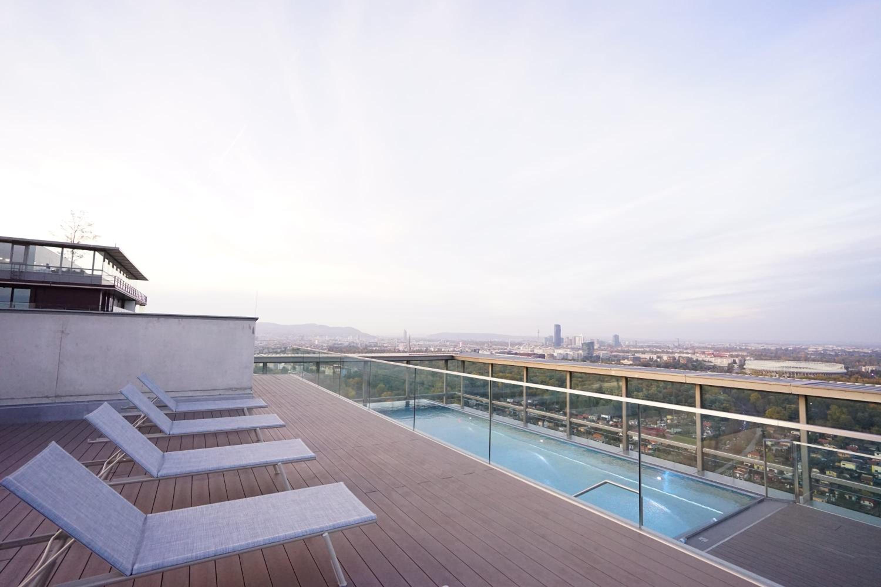 Suite in High-rise on the Danube
