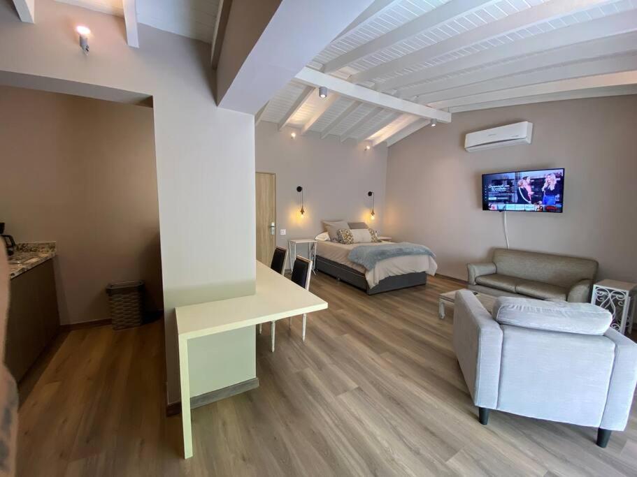 Spacious, comfy & prime location