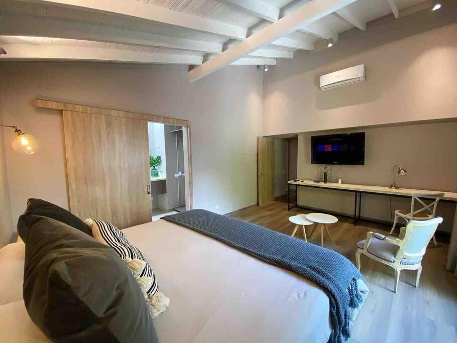 Spacious, comfy & prime location